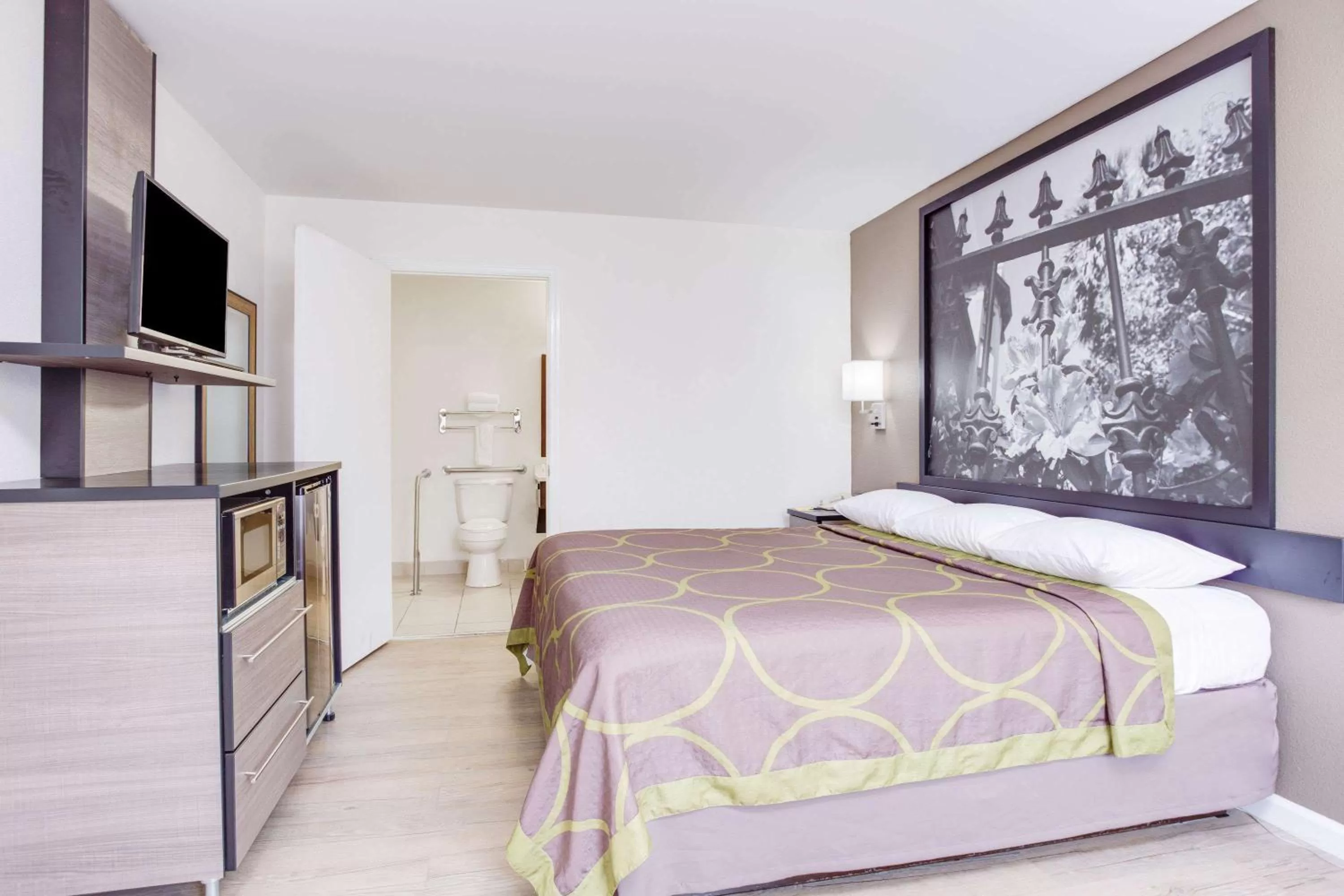 Photo of the whole room, Bed in Super 8 by Wyndham Dalton