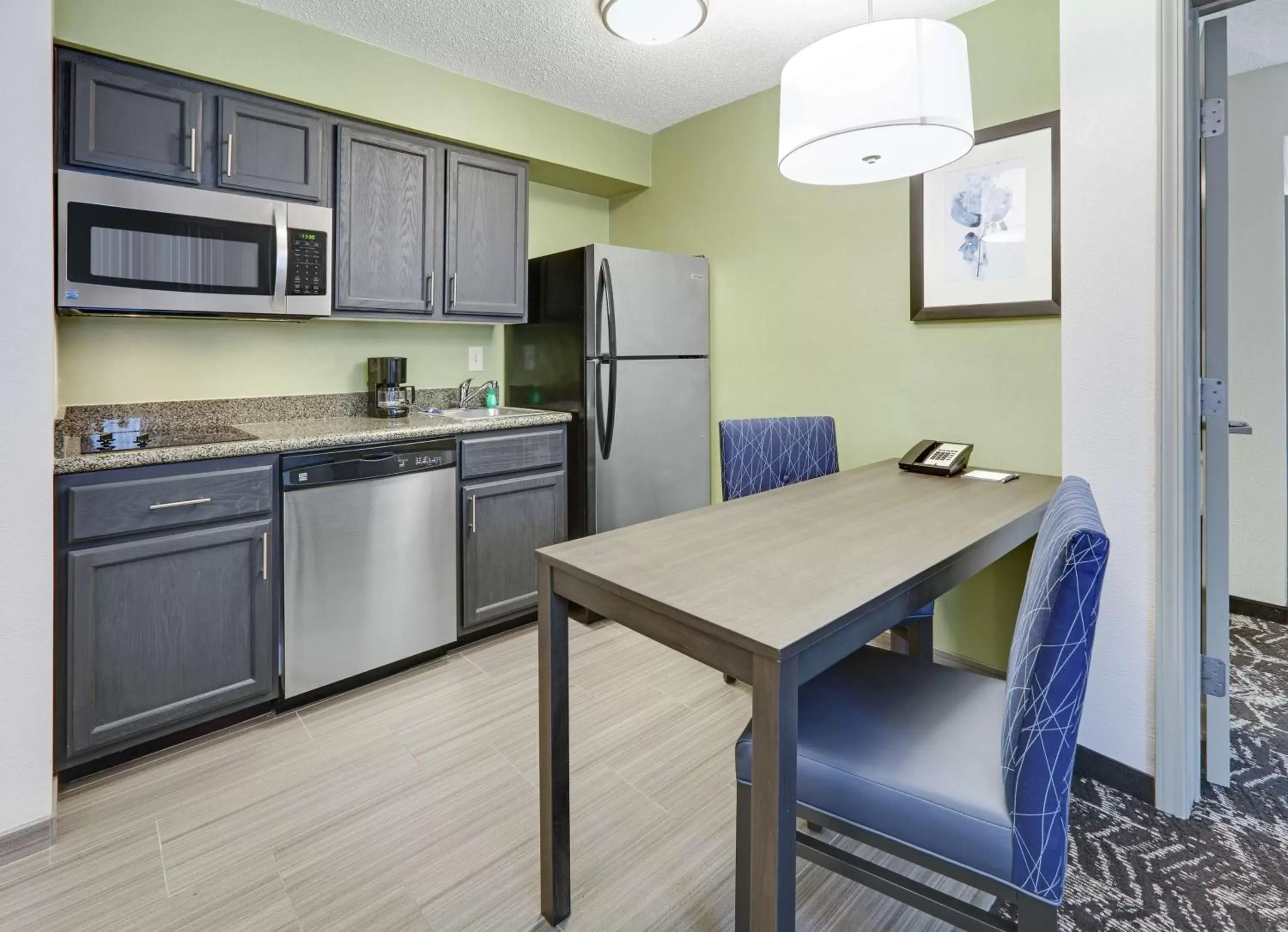 Bedroom, Kitchen/Kitchenette in Homewood Suites by Hilton Saint Louis-Chesterfield