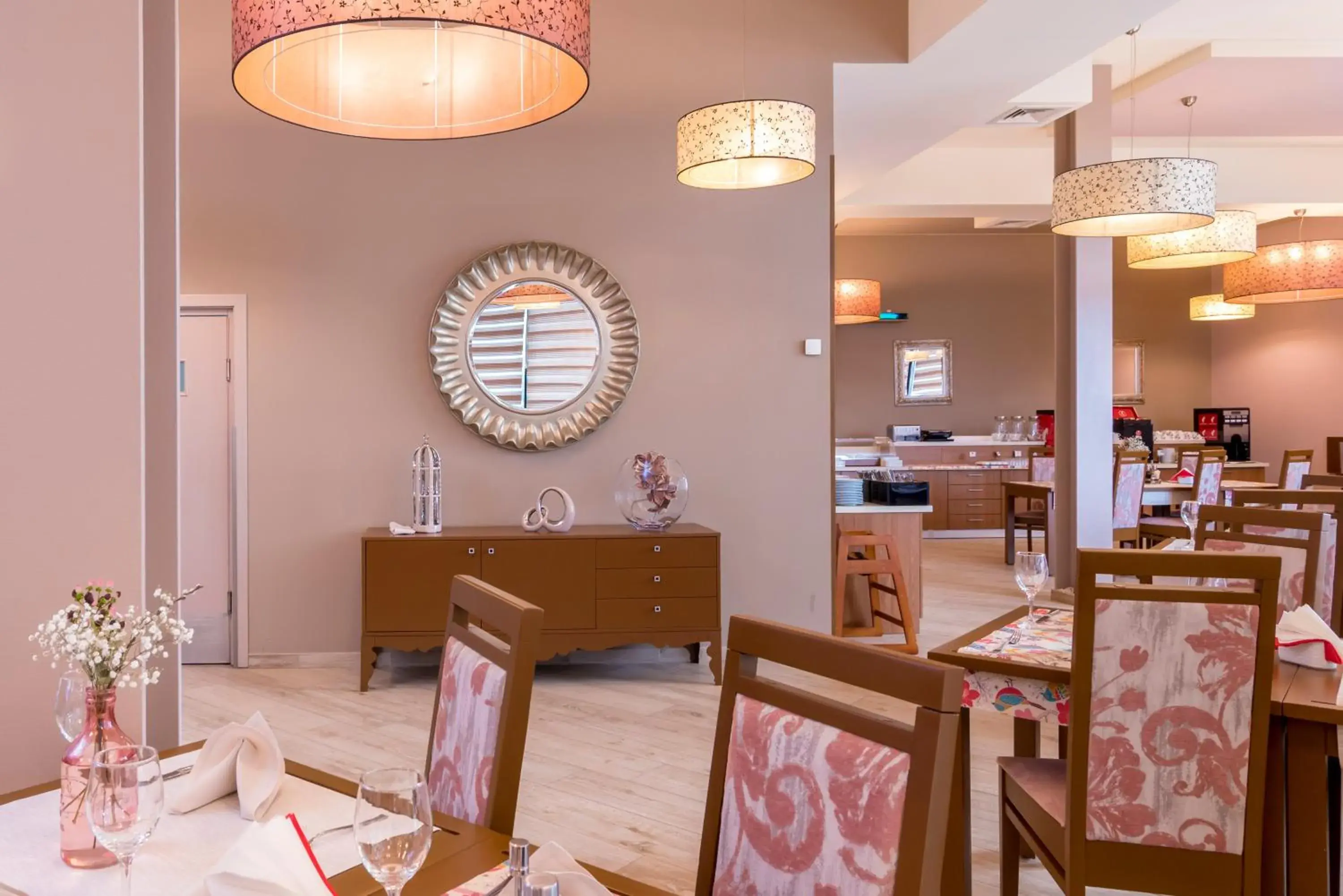 Restaurant/places to eat in West City Hotel Restaurant/places to eat in West City Hotel