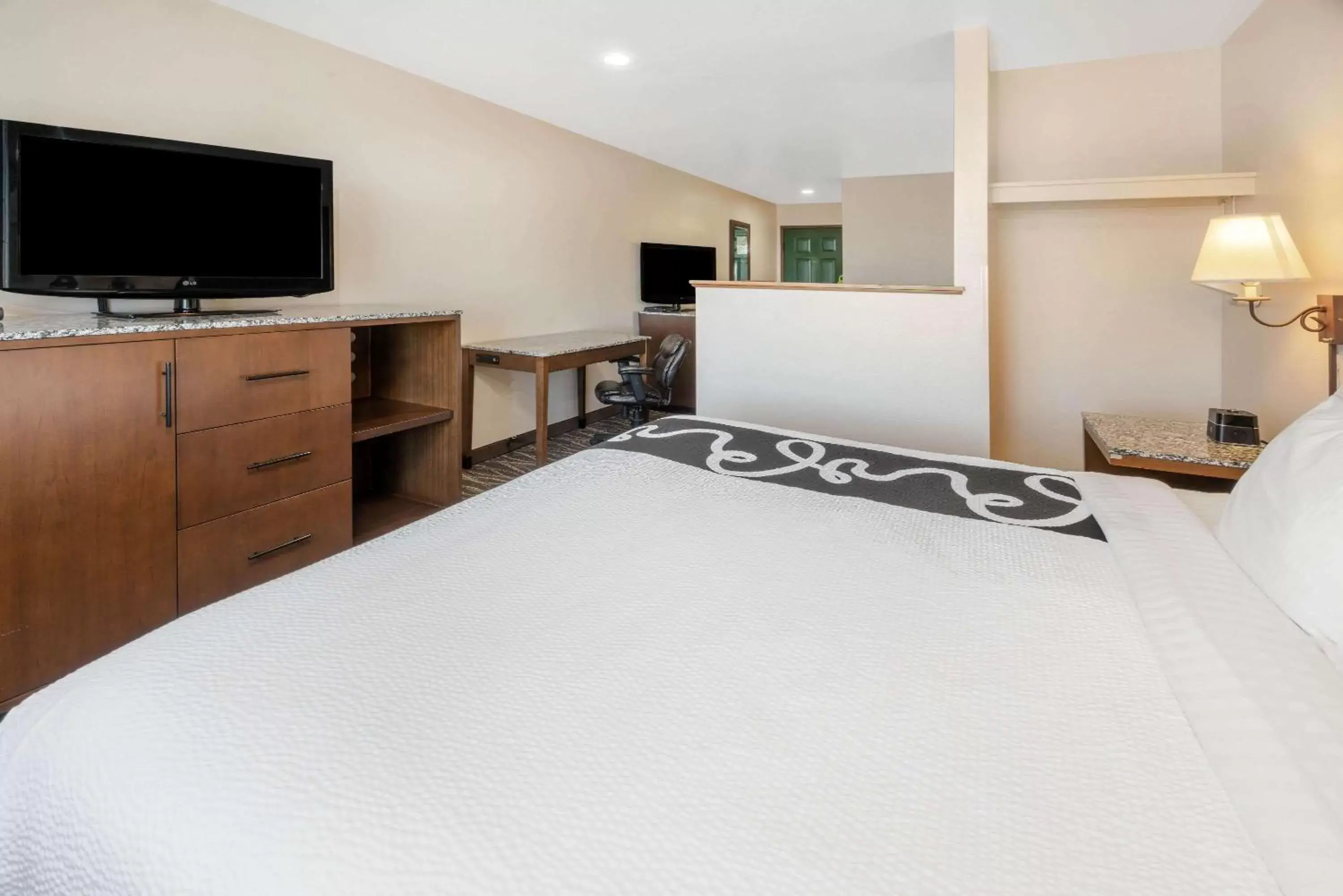 Photo of the whole room, Bed in La Quinta by Wyndham Belgrade - Bozeman Airport