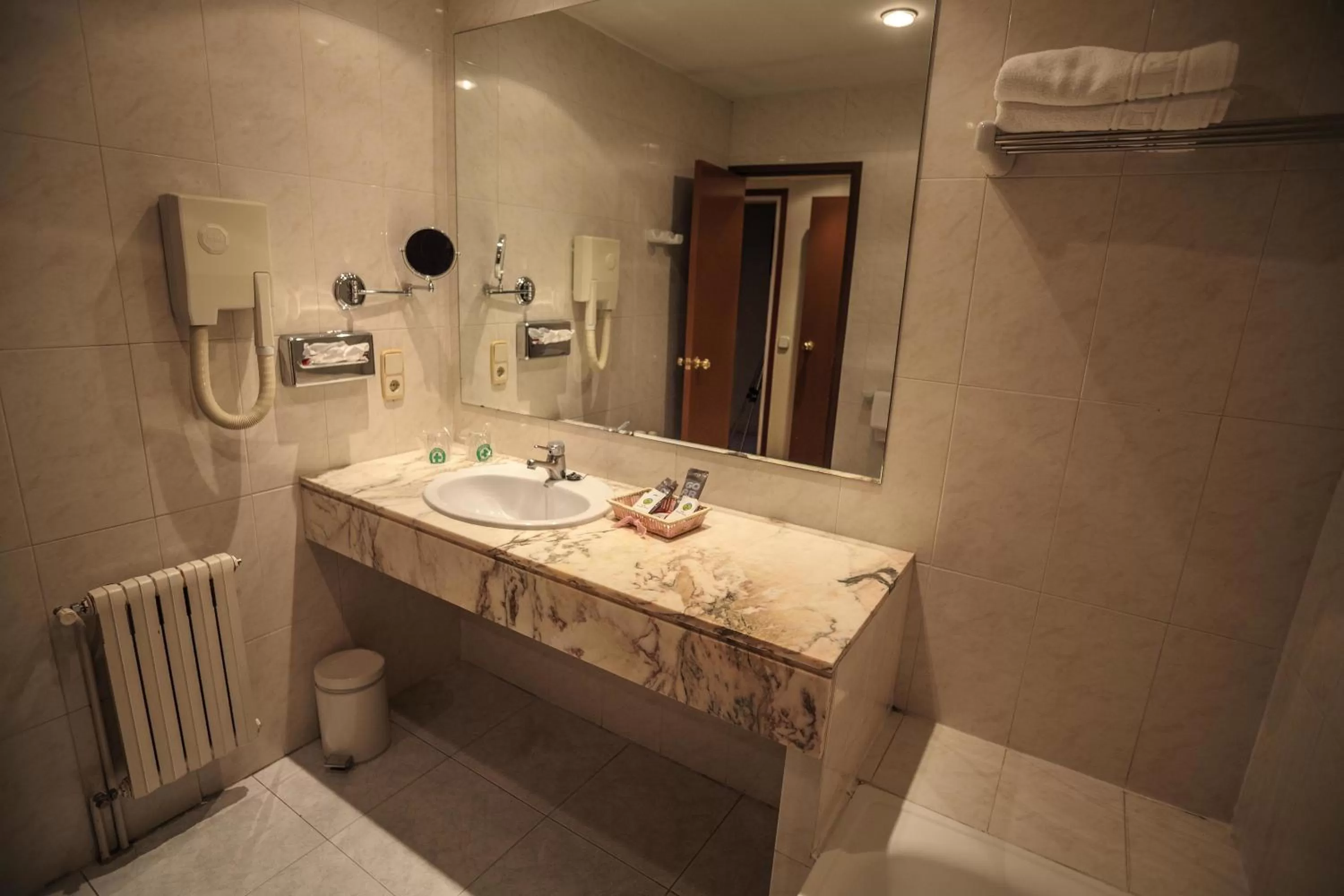 Bathroom in Hotel Roc Del Castell