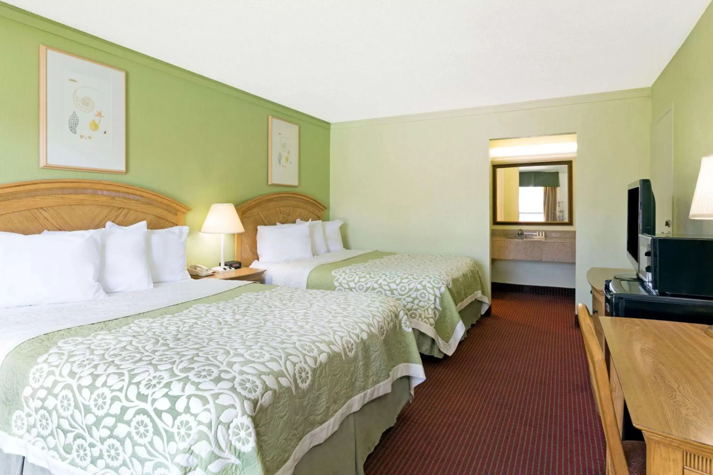 Photo of the whole room, Bed in Days Inn by Wyndham Washington