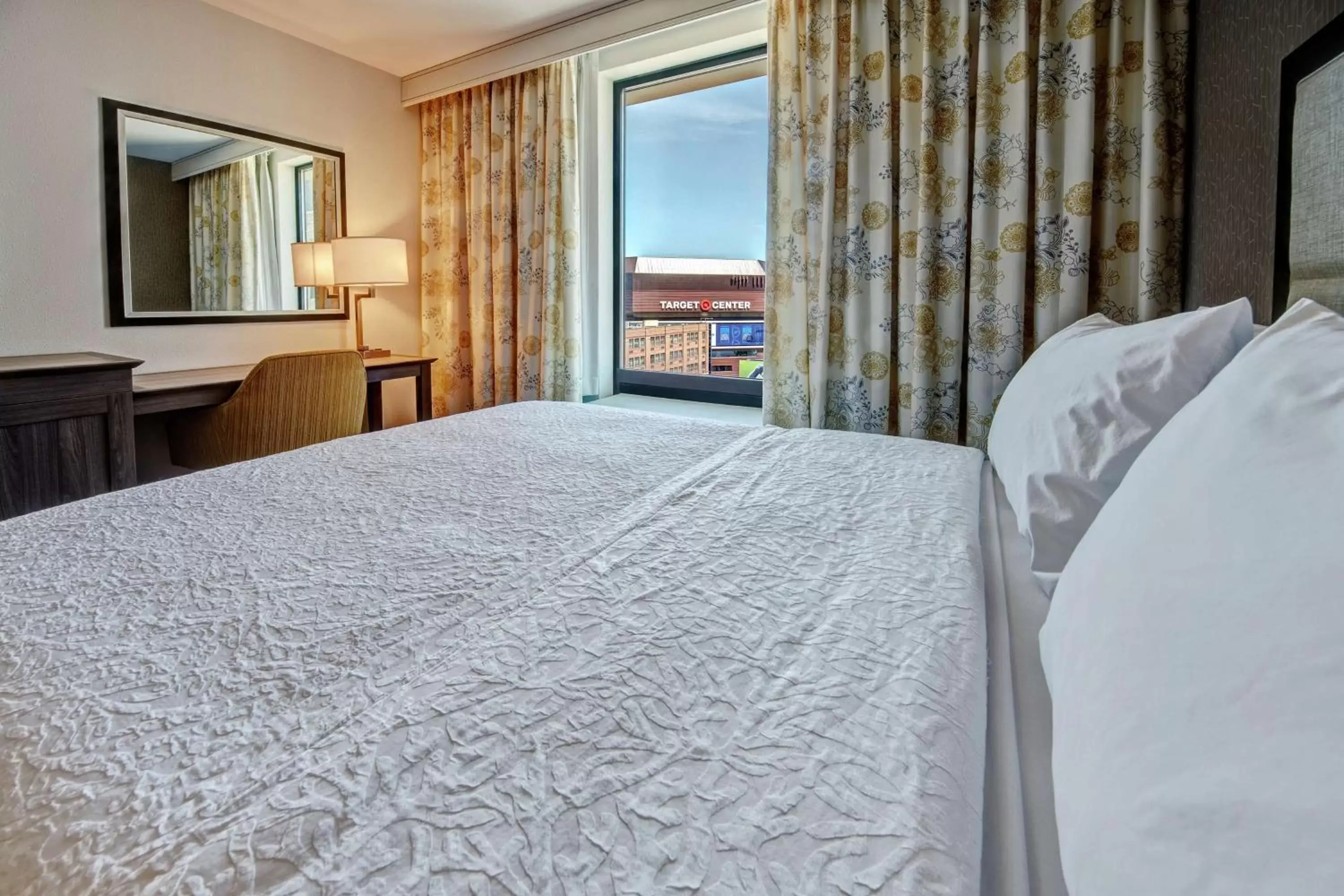Bedroom, Bed in Hampton Inn & Suites - Minneapolis/Downtown
