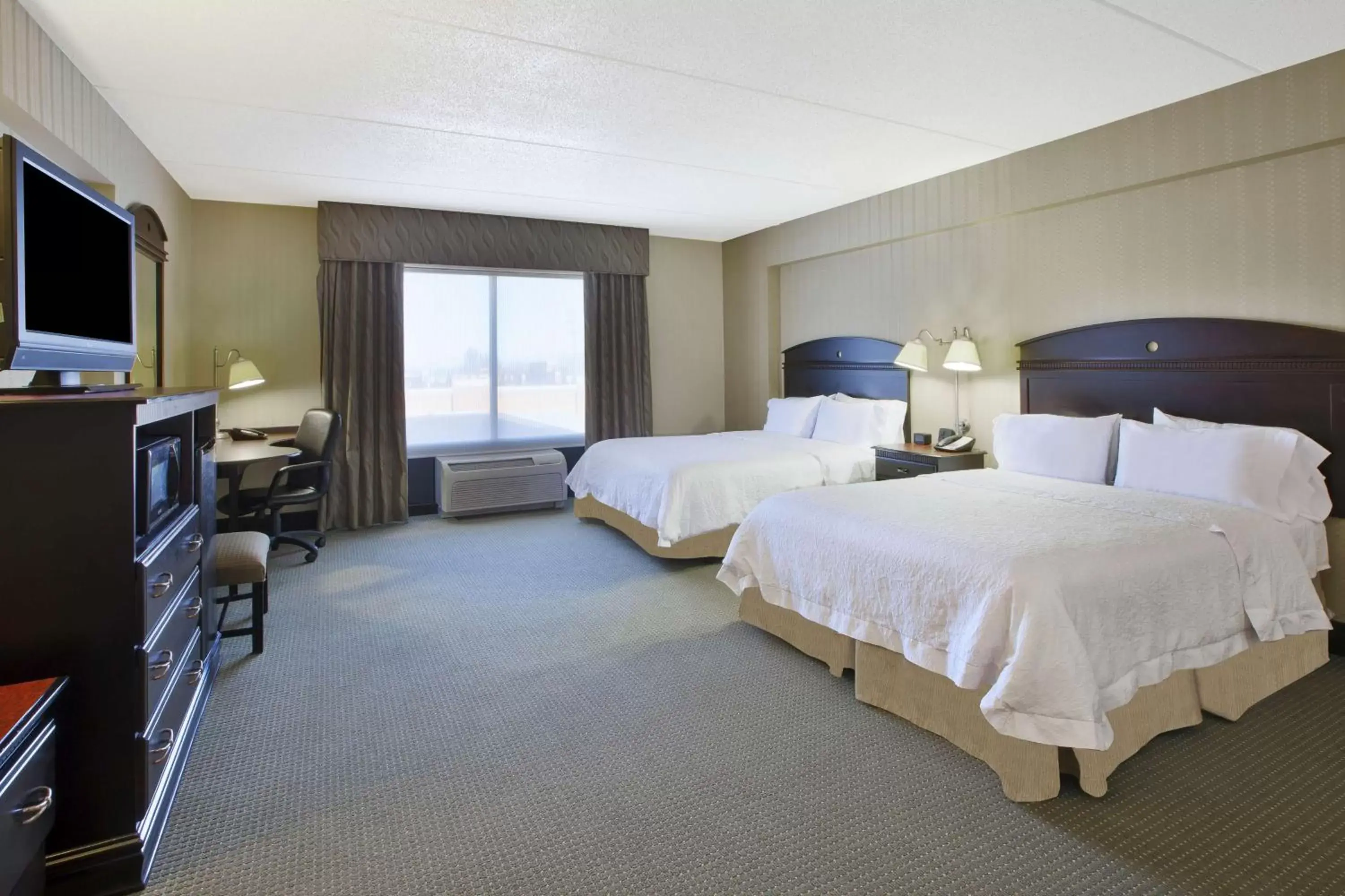 Bed in Hampton Inn & Suites Plattsburgh