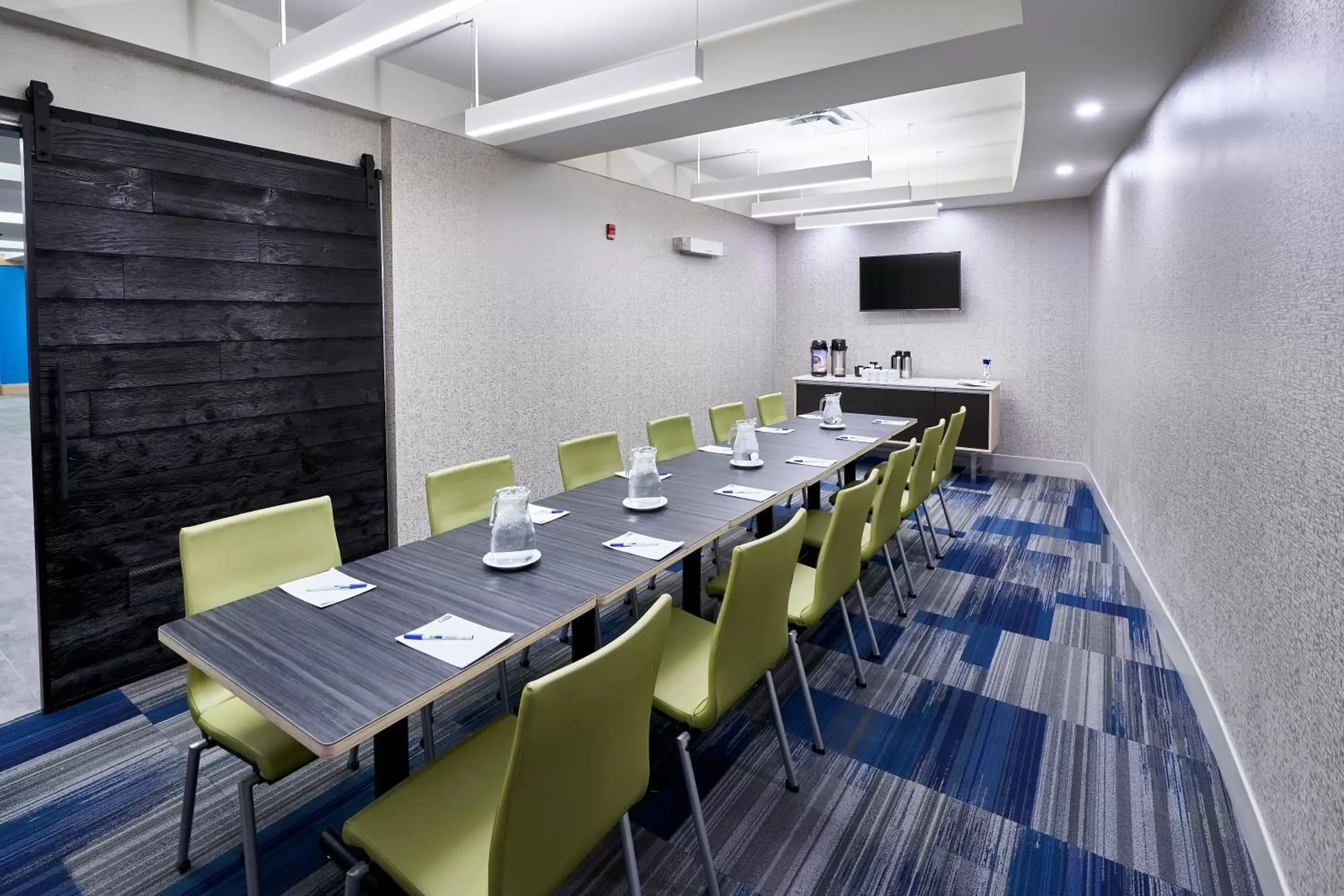 Meeting/conference room in Holiday Inn Express Hotel & Suites Dieppe Airport, an IHG Hotel