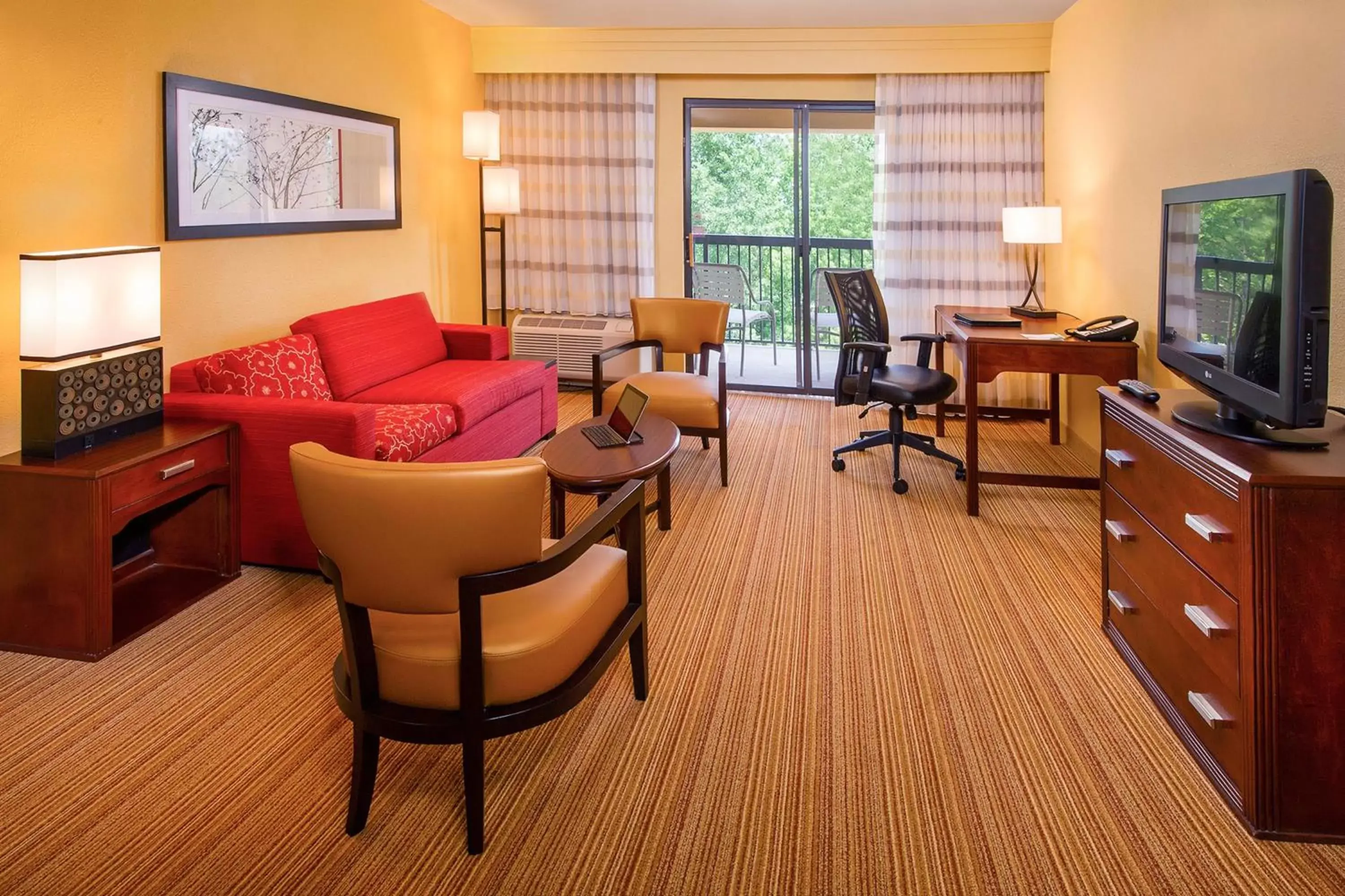 Bedroom, Seating Area in Courtyard by Marriott North Charleston Airport Coliseum