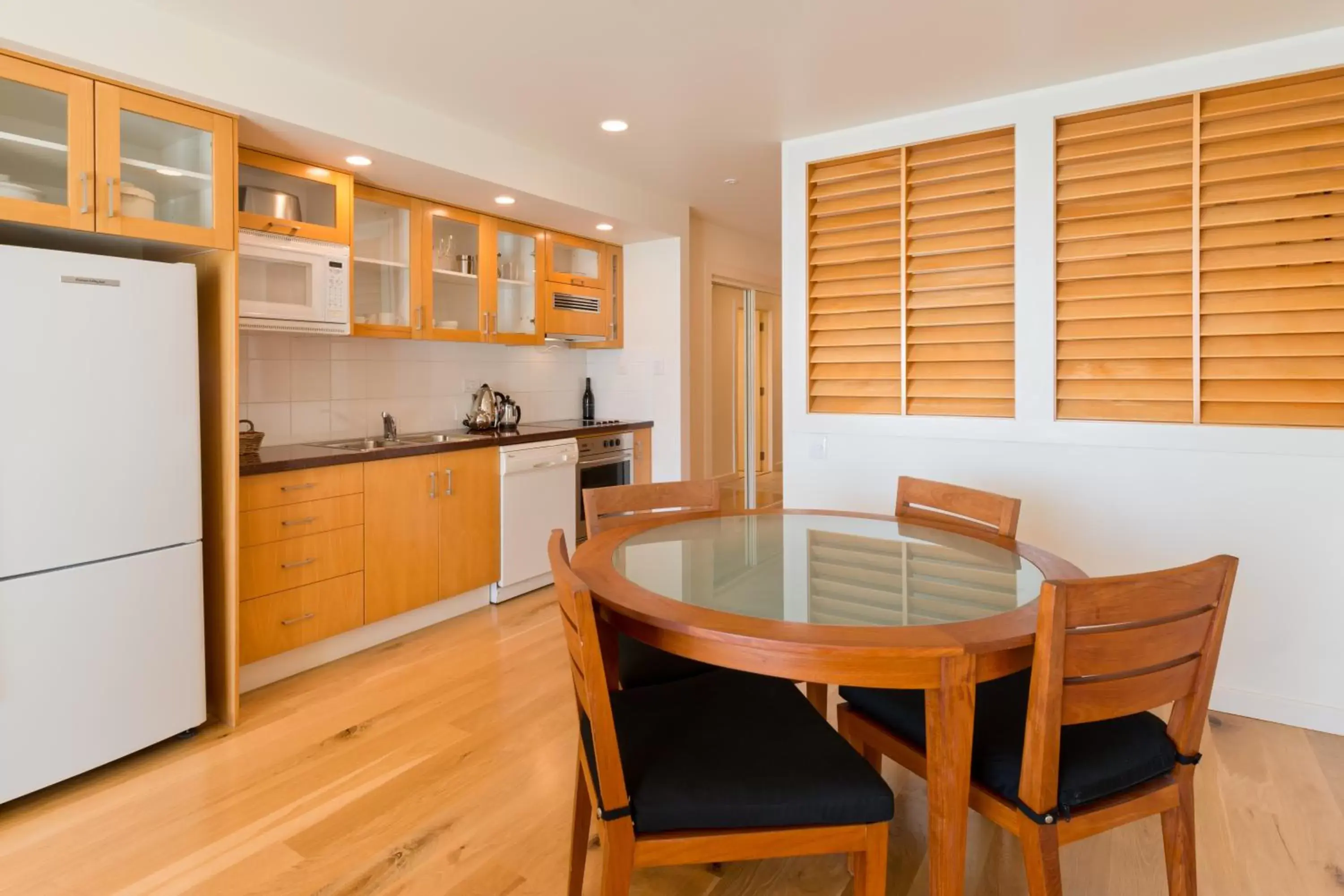 Coffee/tea facilities, Dining Area in Paihia Beach Resort & Spa Hotel