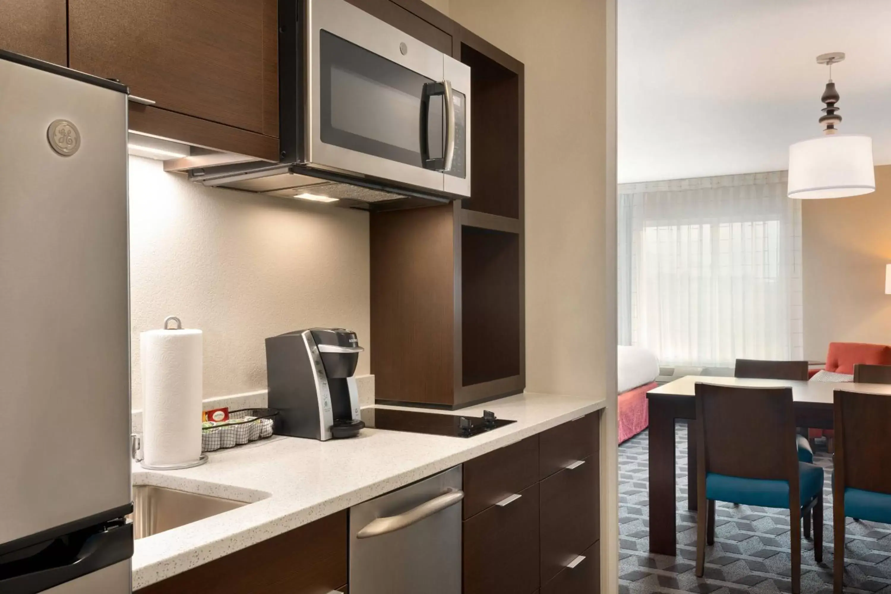 Bedroom, Kitchen/Kitchenette in TownePlace Suites by Marriott Milwaukee Grafton