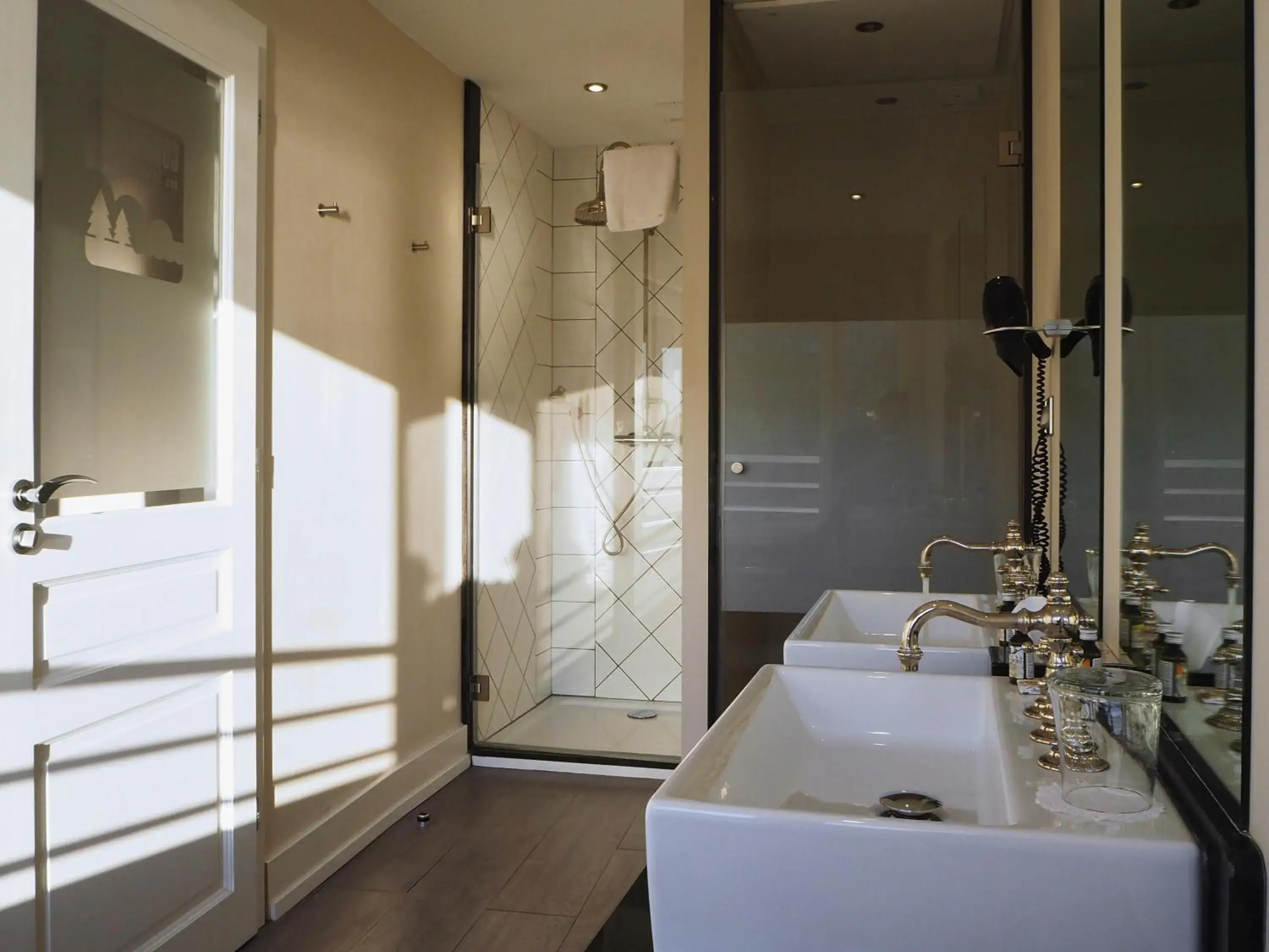 Bathroom in Hôtel Le Beau Rivage