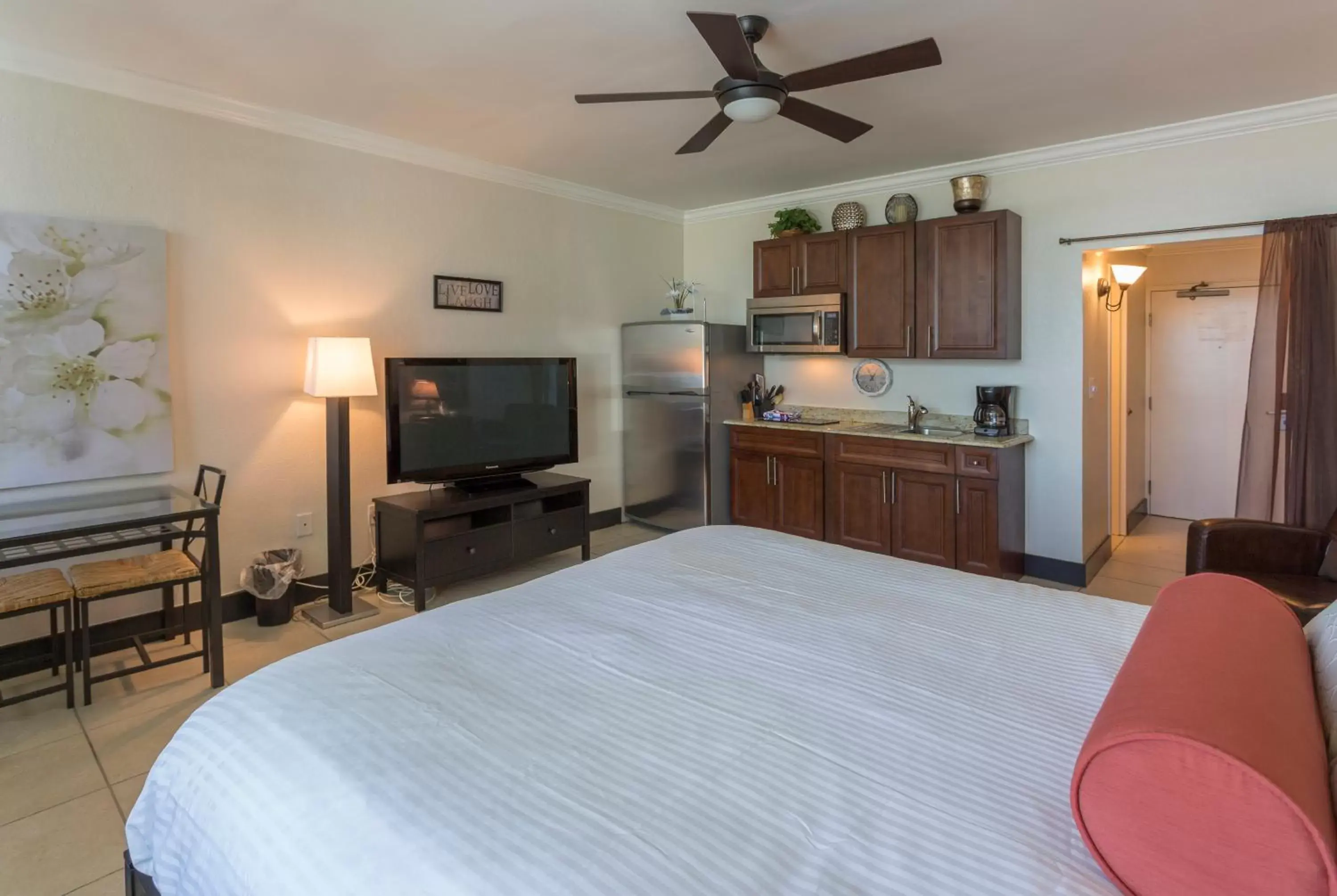 TV/Entertainment Center in DOLPHINS, BEACH step away, WIFI, FREE PARKING,POOLS, JACUZZI