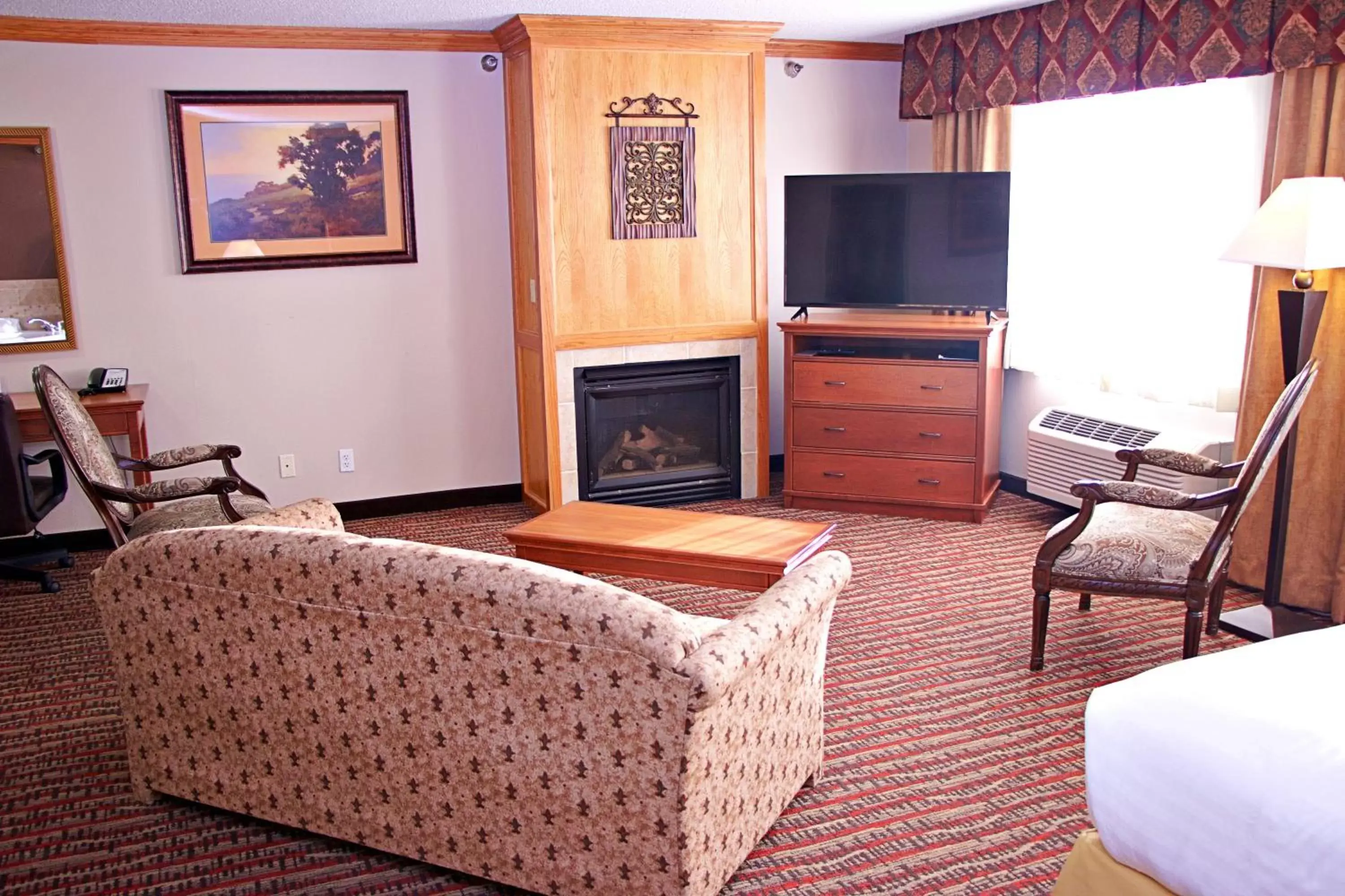 Photo of the whole room, Seating Area in Holiday Inn Express Hotel & Suites Pierre-Fort Pierre, an IHG Hotel