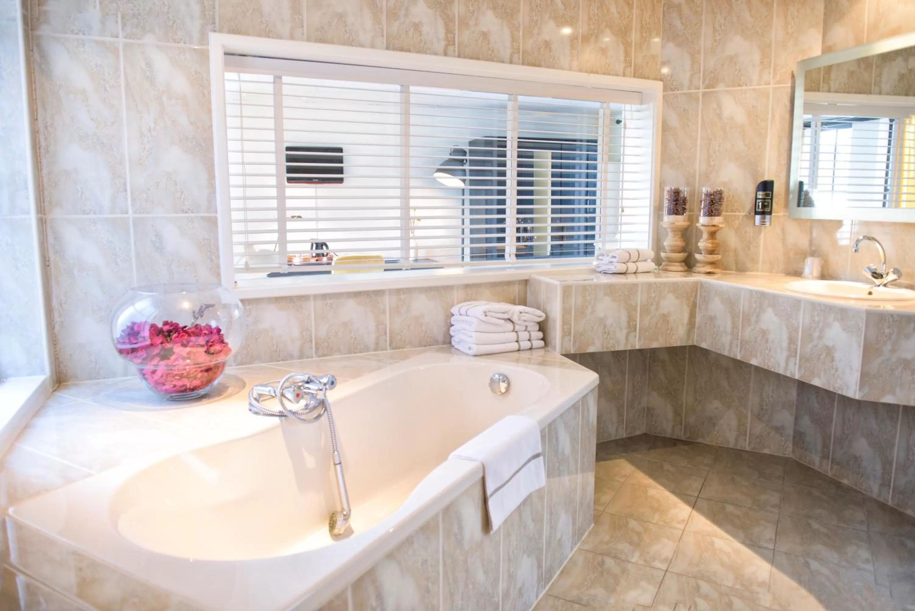 Shower in Hotel et le Cafe de Paris