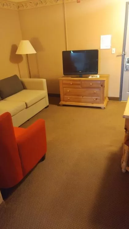 Bedroom in Country Inn & Suites by Radisson, Waterloo, IA