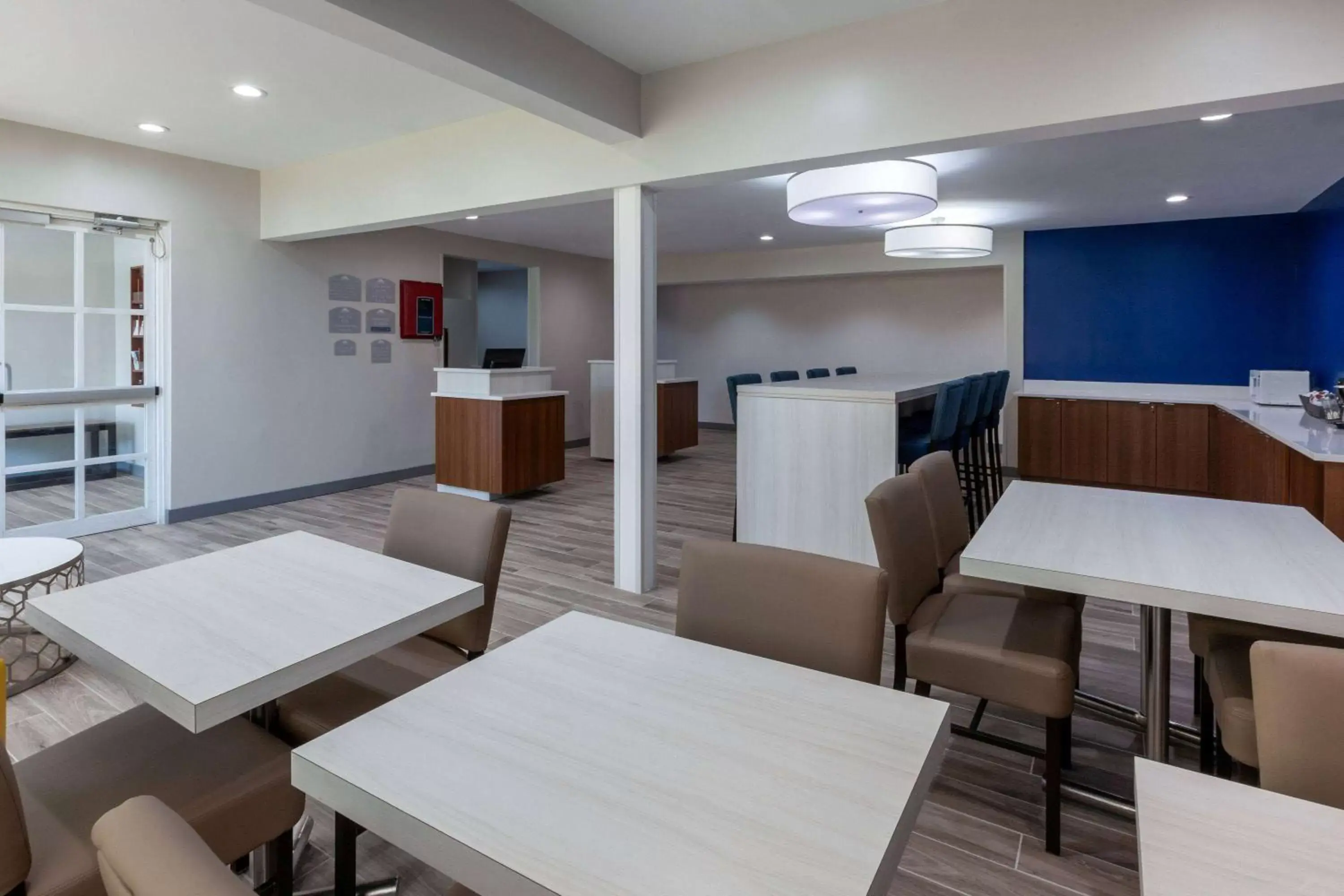 Lobby or reception, Restaurant/Places to Eat in Microtel Inn & Suites by Wyndham Sunbury - Columbus North