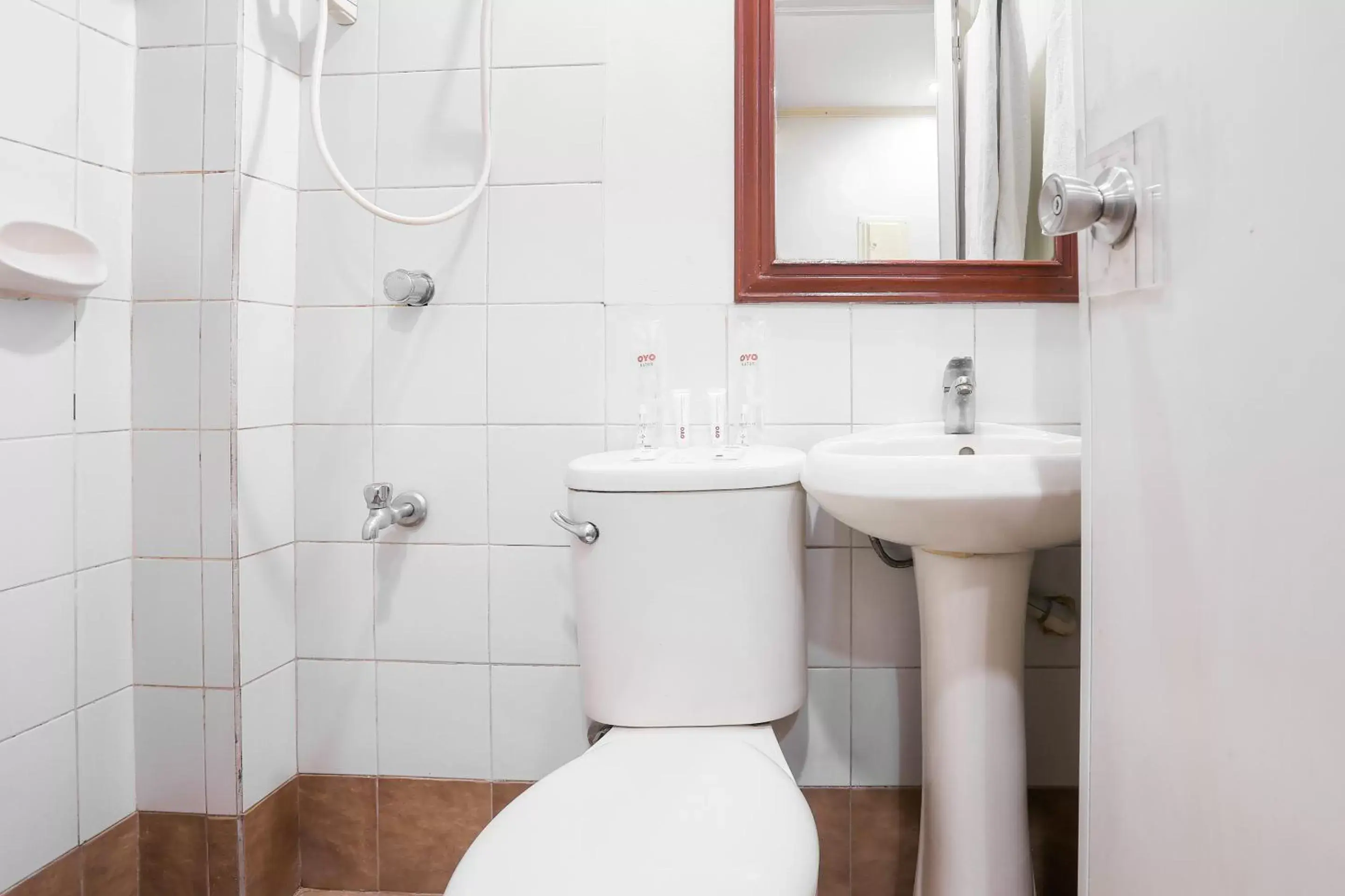 Bathroom in Super OYO 406 Royal Parc Inn & Suites