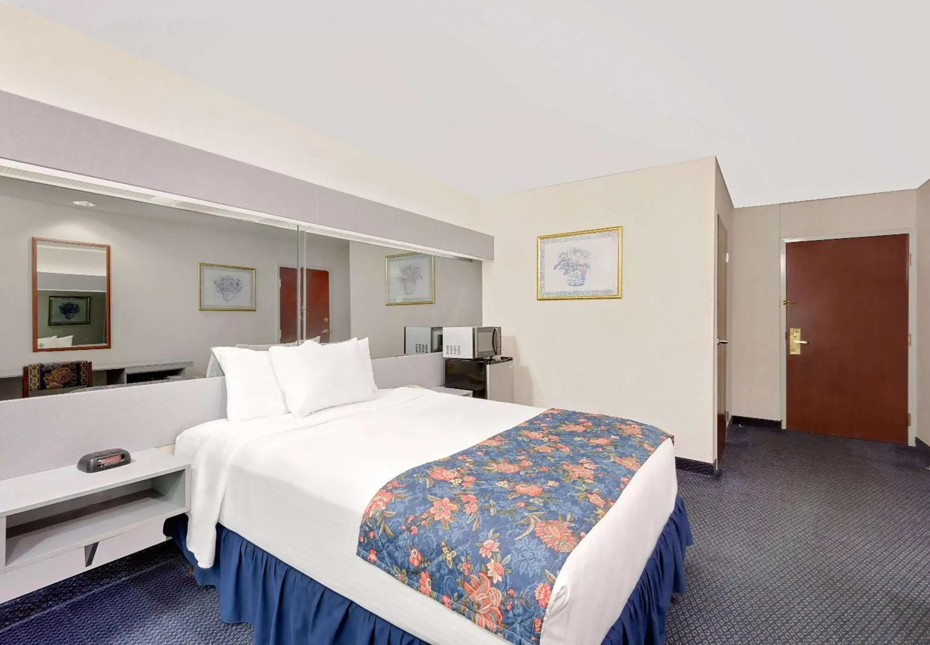 Photo of the whole room, Bed in Microtel Inn and Suites Hagerstown