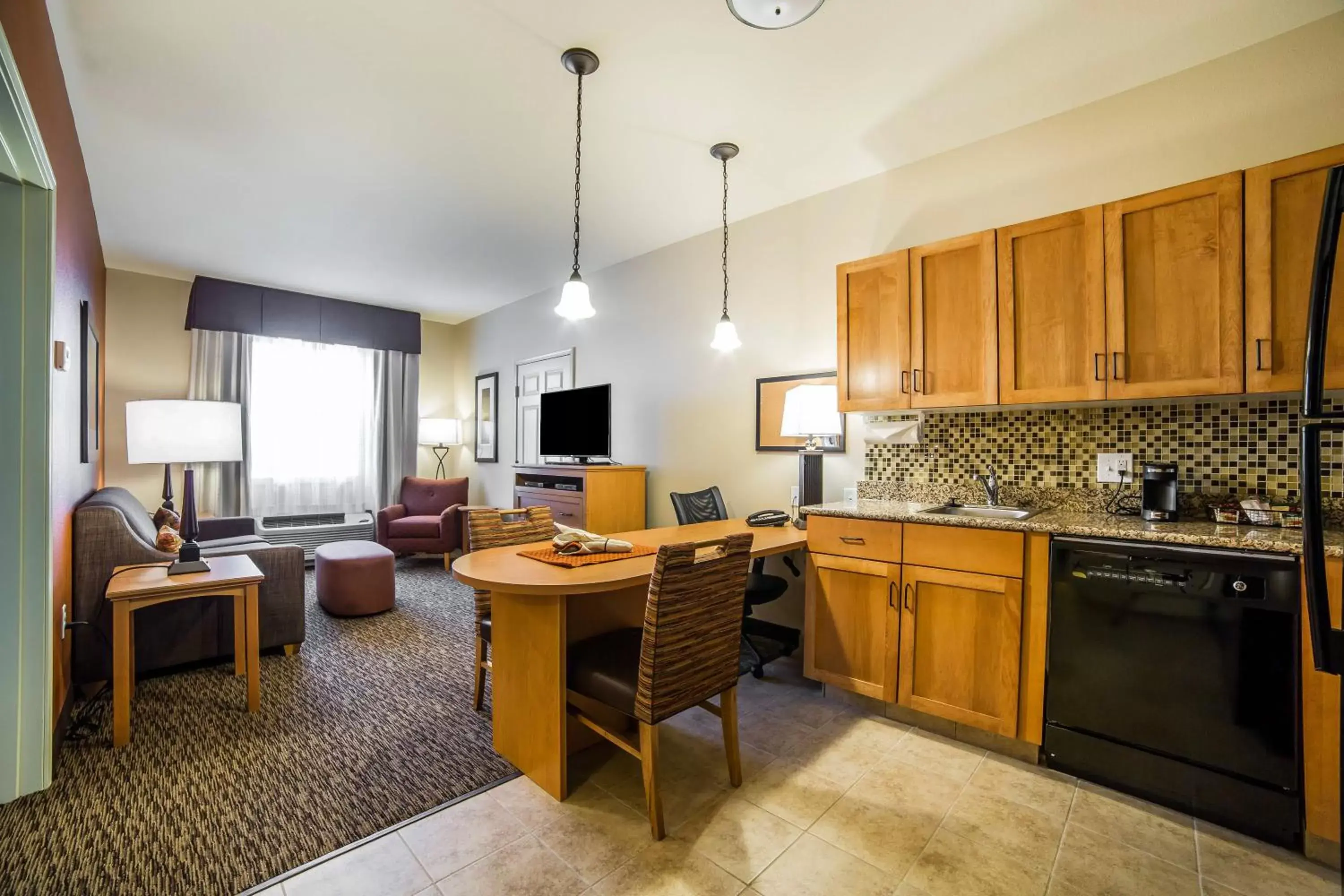 Photo of the whole room, Kitchen/Kitchenette in MainStay Suites Sidney - Medical Center