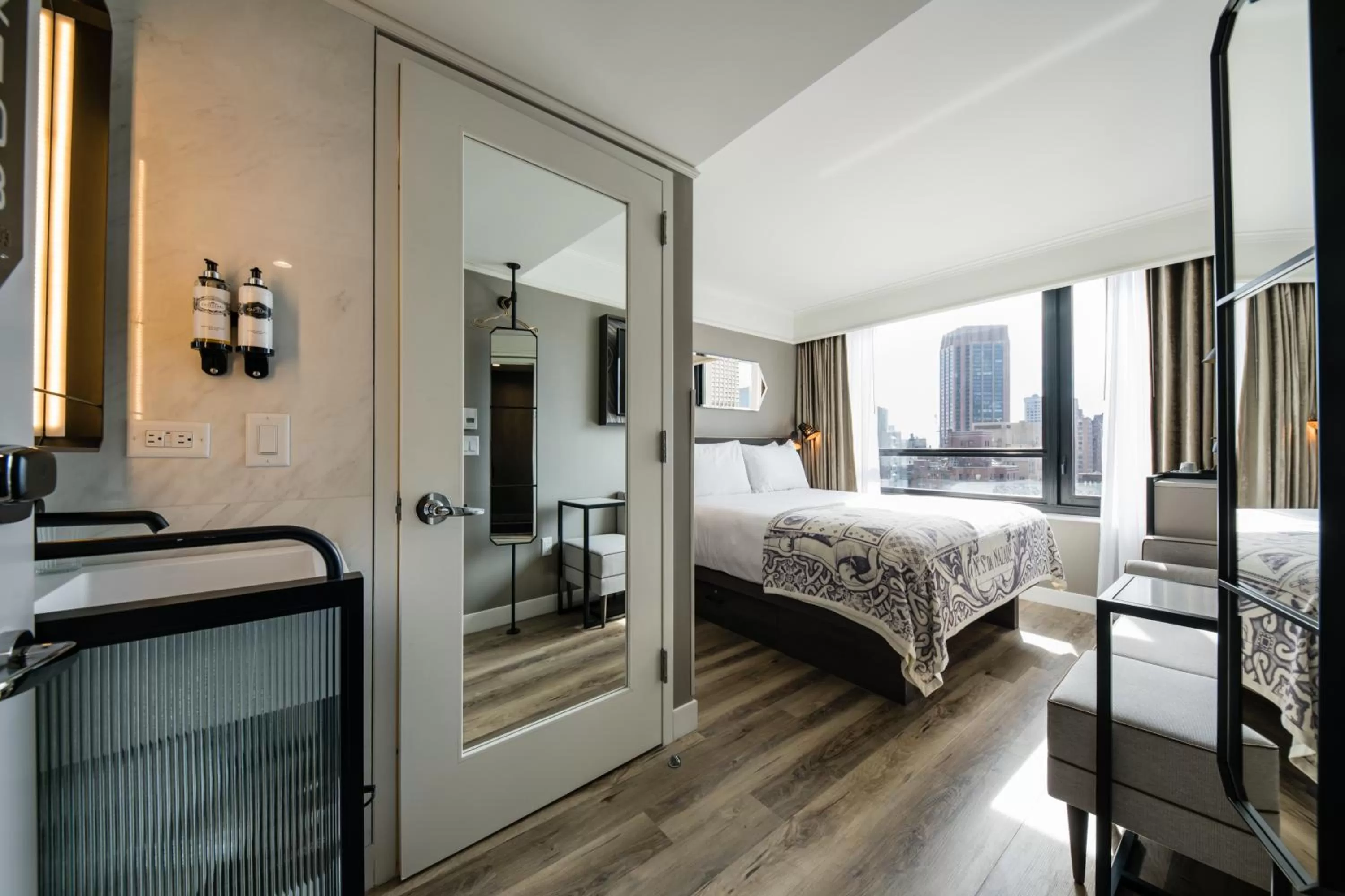 Photo of the whole room, Bed in Pestana Park Avenue