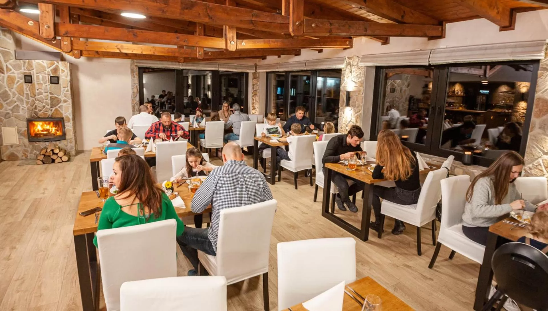 Restaurant/places to eat in Hotel Kras