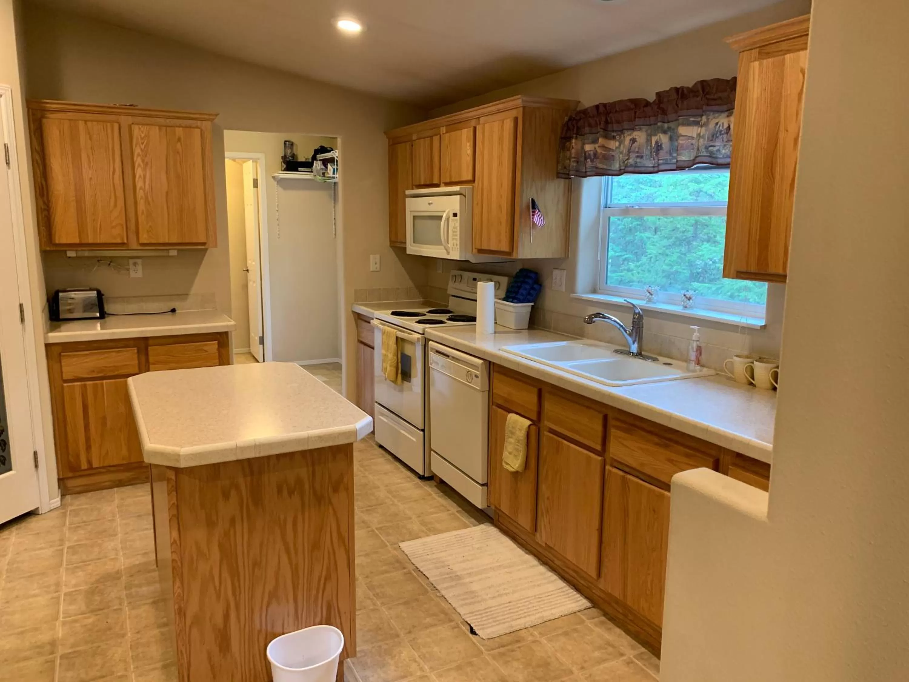 Kitchen or kitchenette, Kitchen/Kitchenette in Glacier Haven Inn