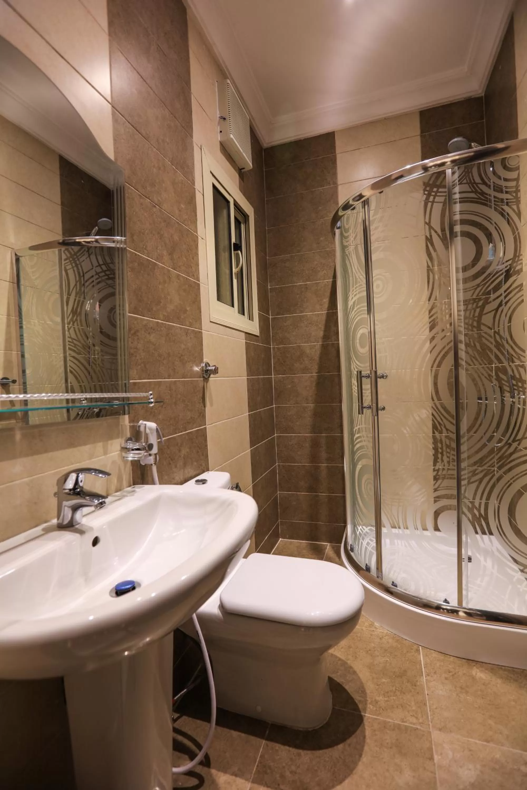 Shower, Bathroom in Al Itqan Apart-hotel