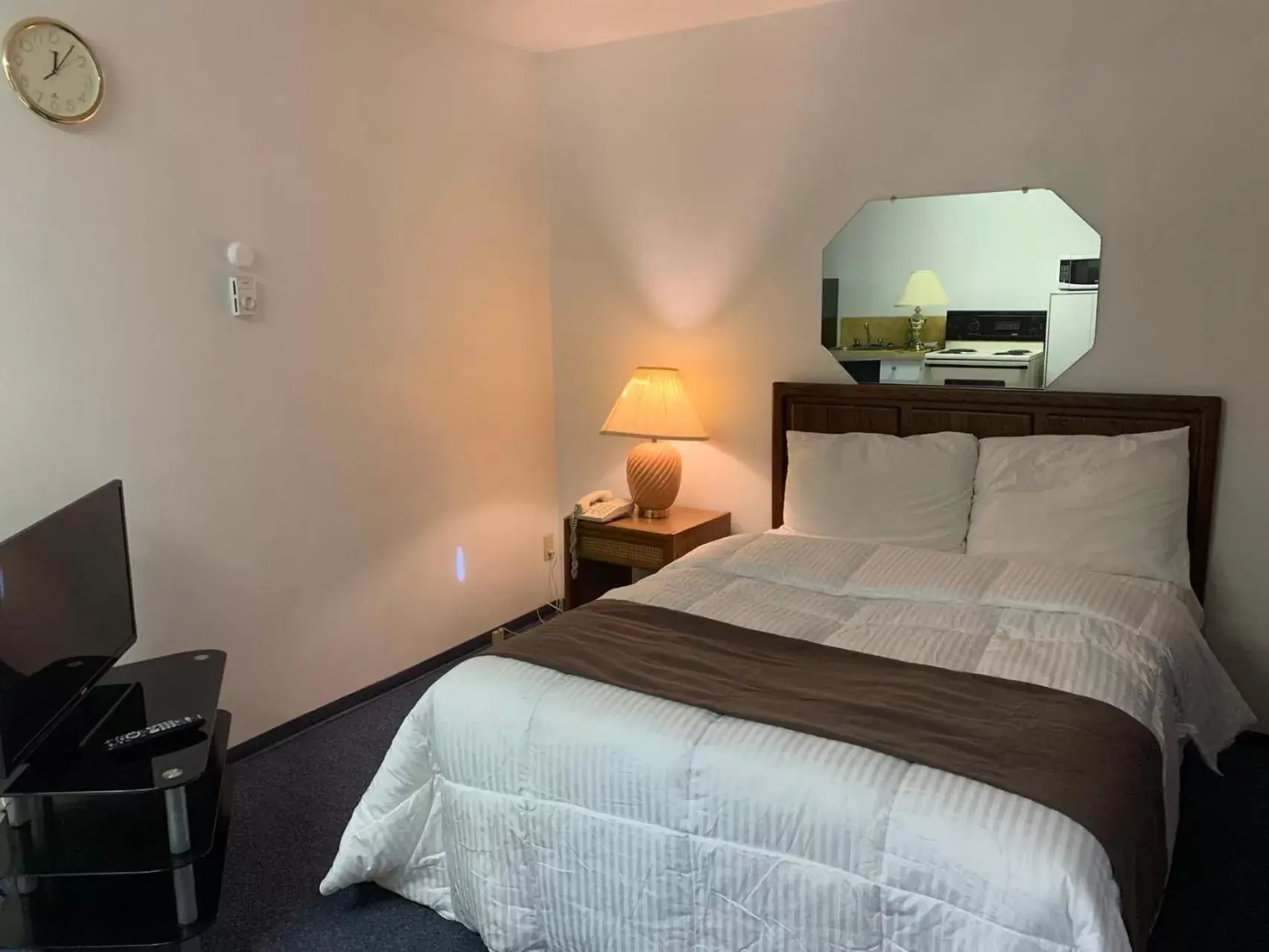 Bedroom, Bed in Swiss Sunset Inn