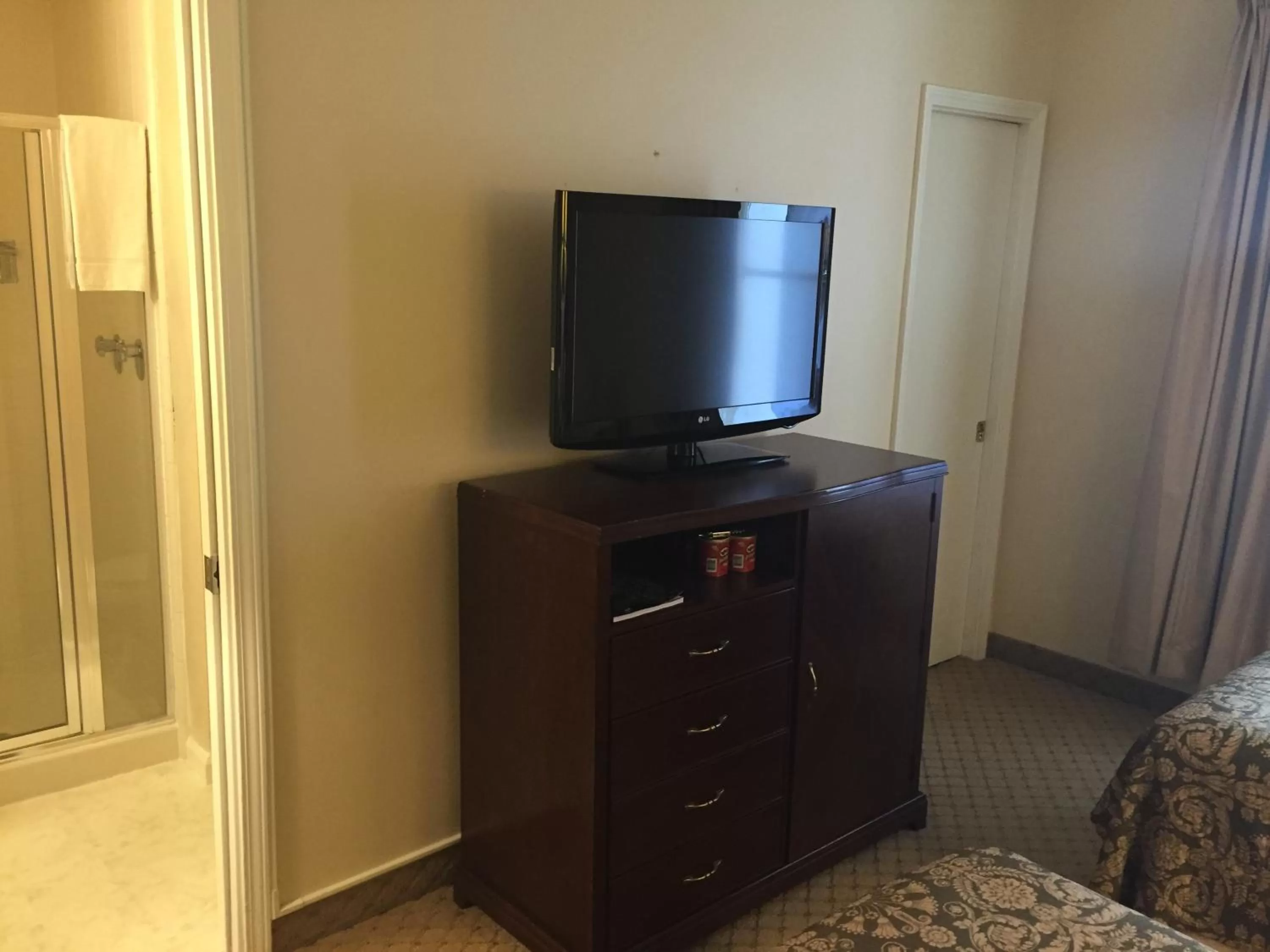 TV and multimedia, Bed in Hotel Amari