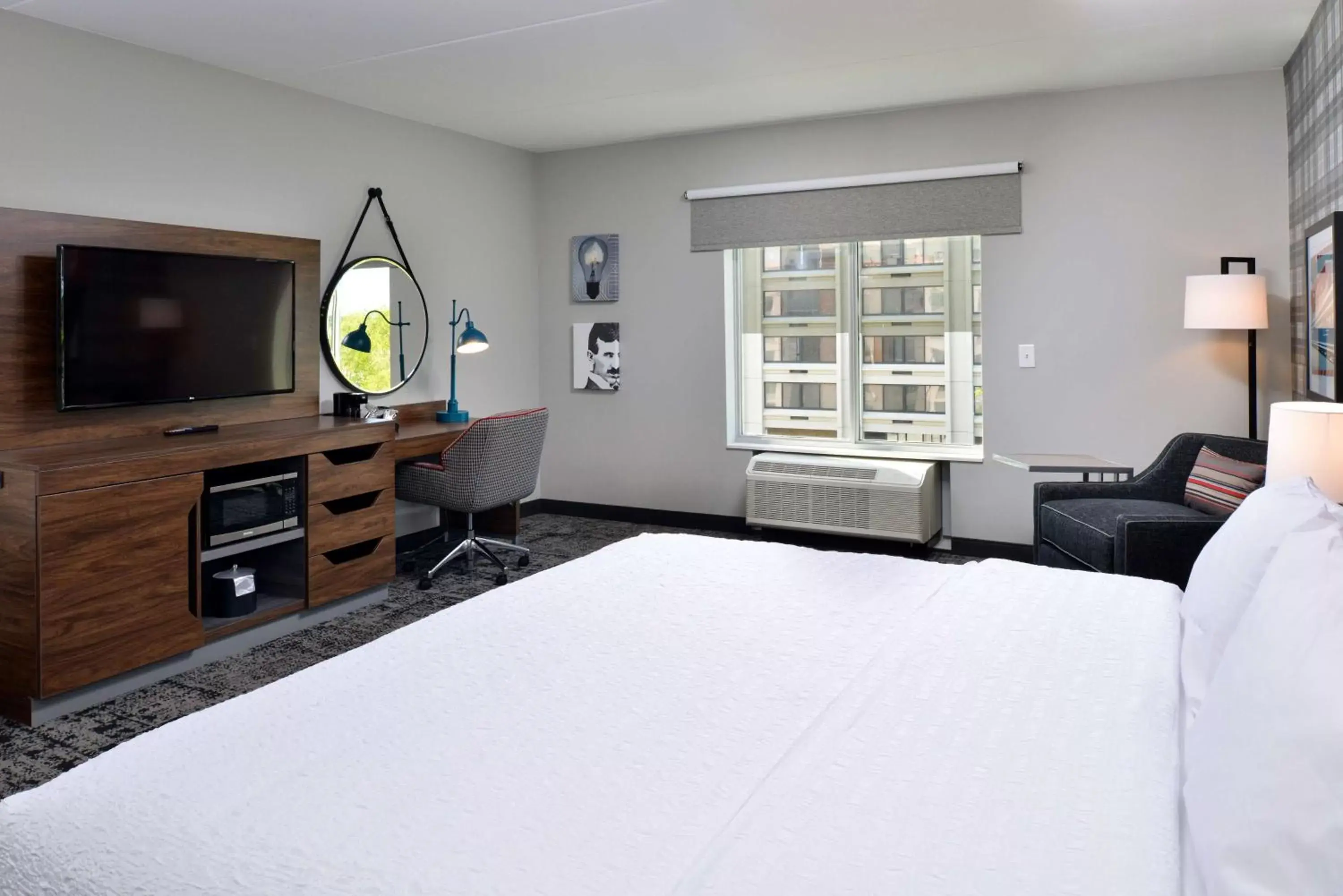 Bedroom, Bed in Hampton Inn & Suites Greensboro Downtown, Nc
