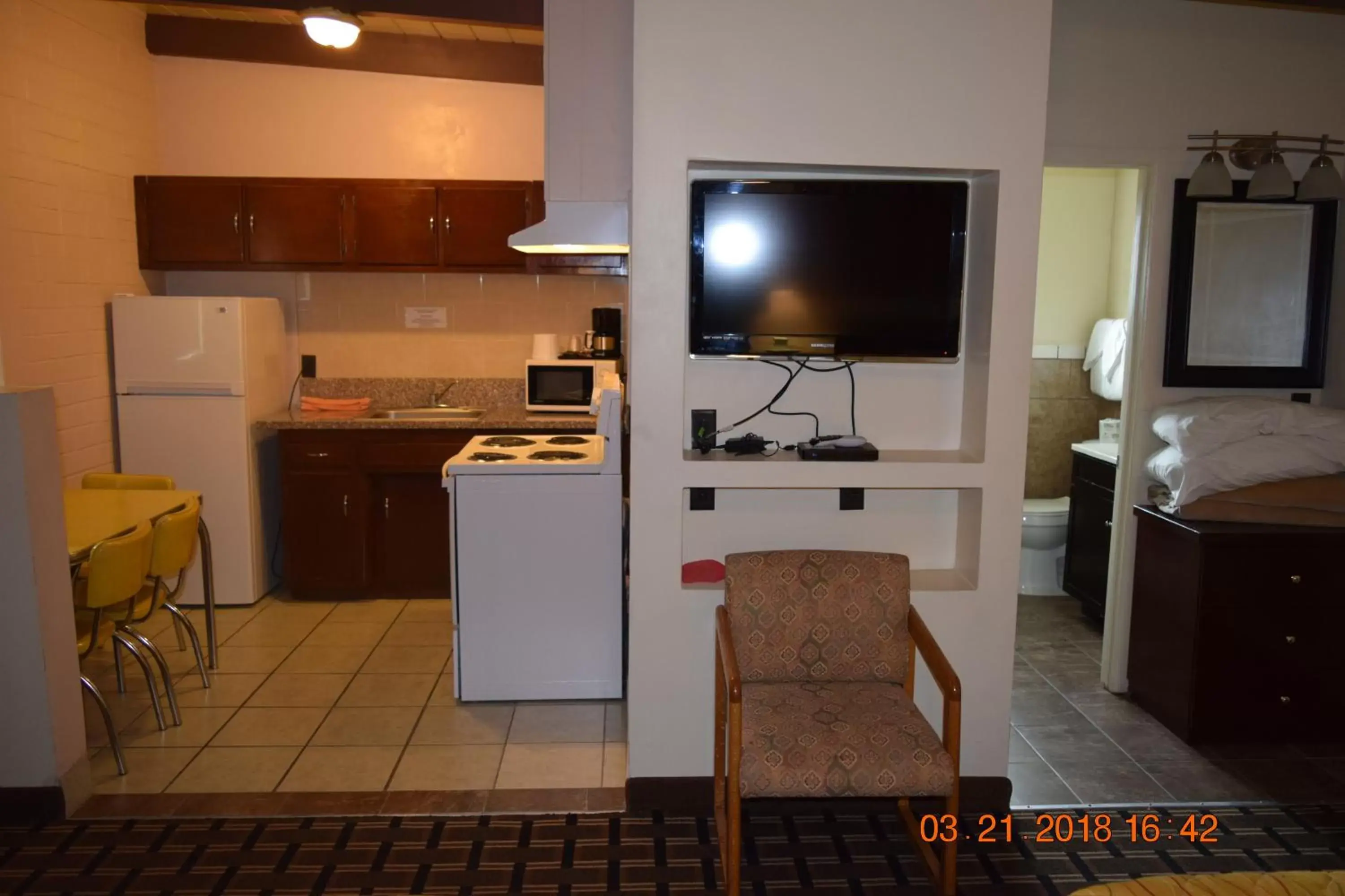 Bathroom, TV/Entertainment Center in Stanlunds Inn and Suites