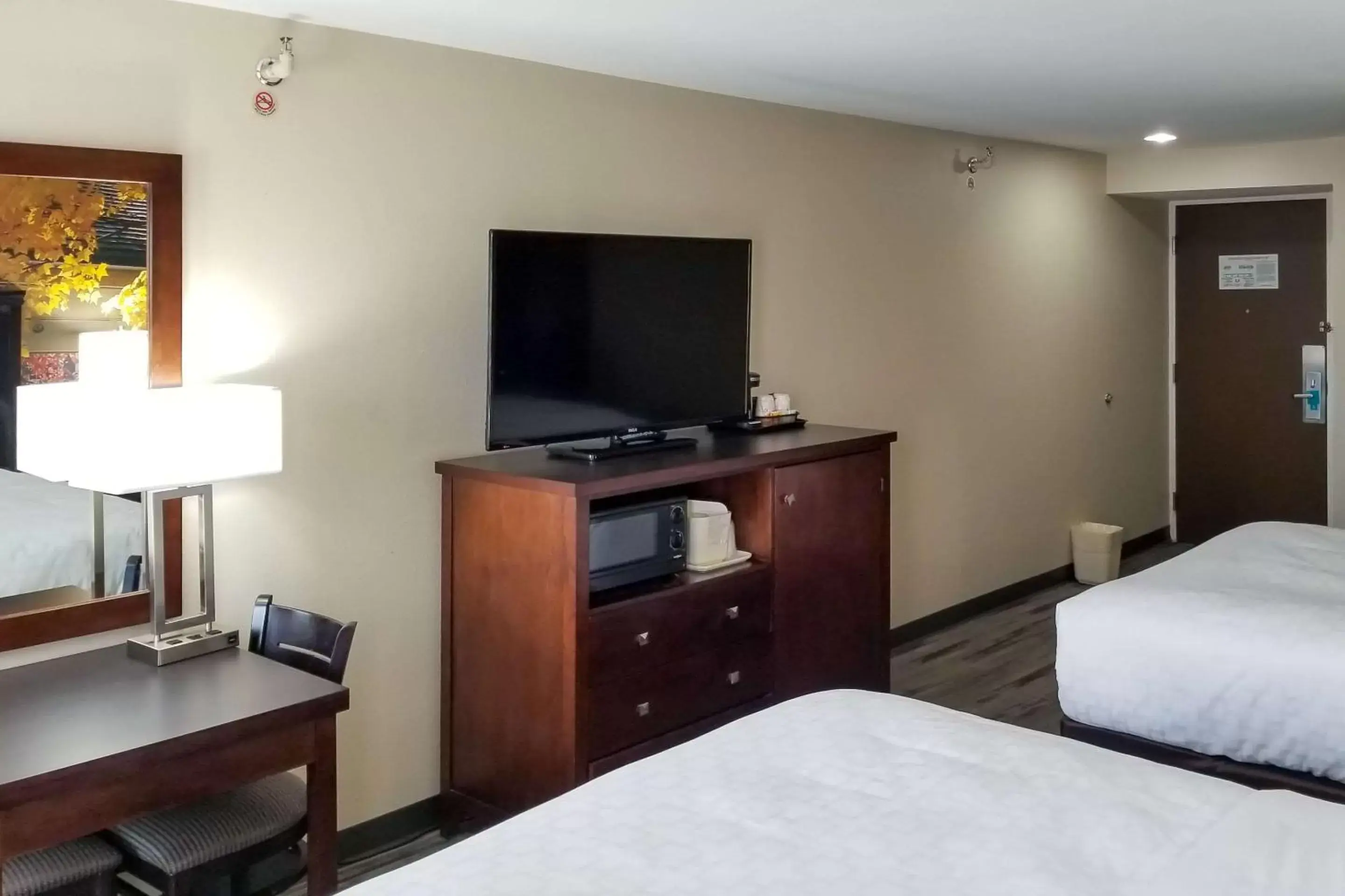 Photo of the whole room, TV/Entertainment Center in Clarion Pointe by Choice Hotels Corydon