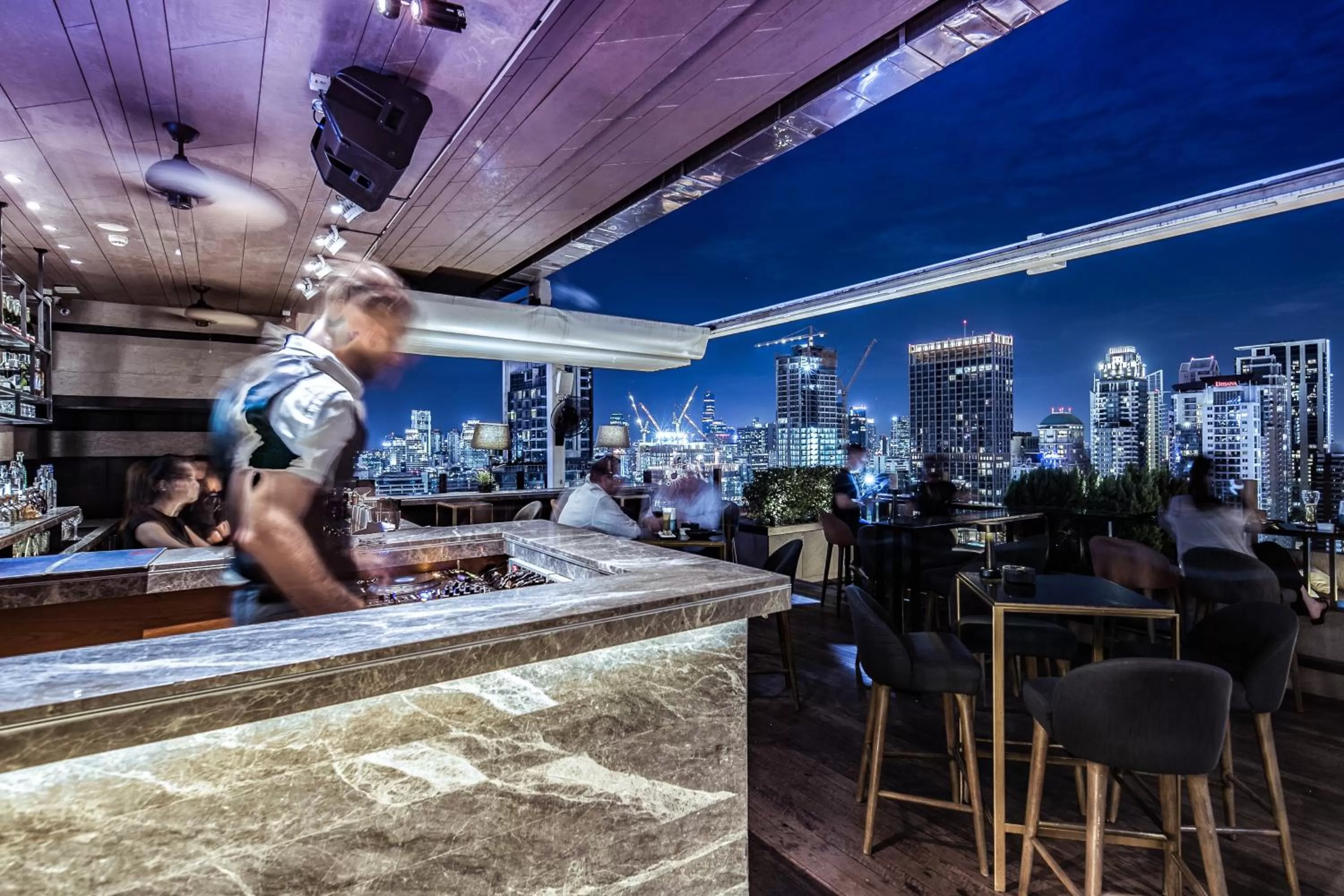 Lounge or bar in Hotel Indigo Bangkok Wireless Road by IHG