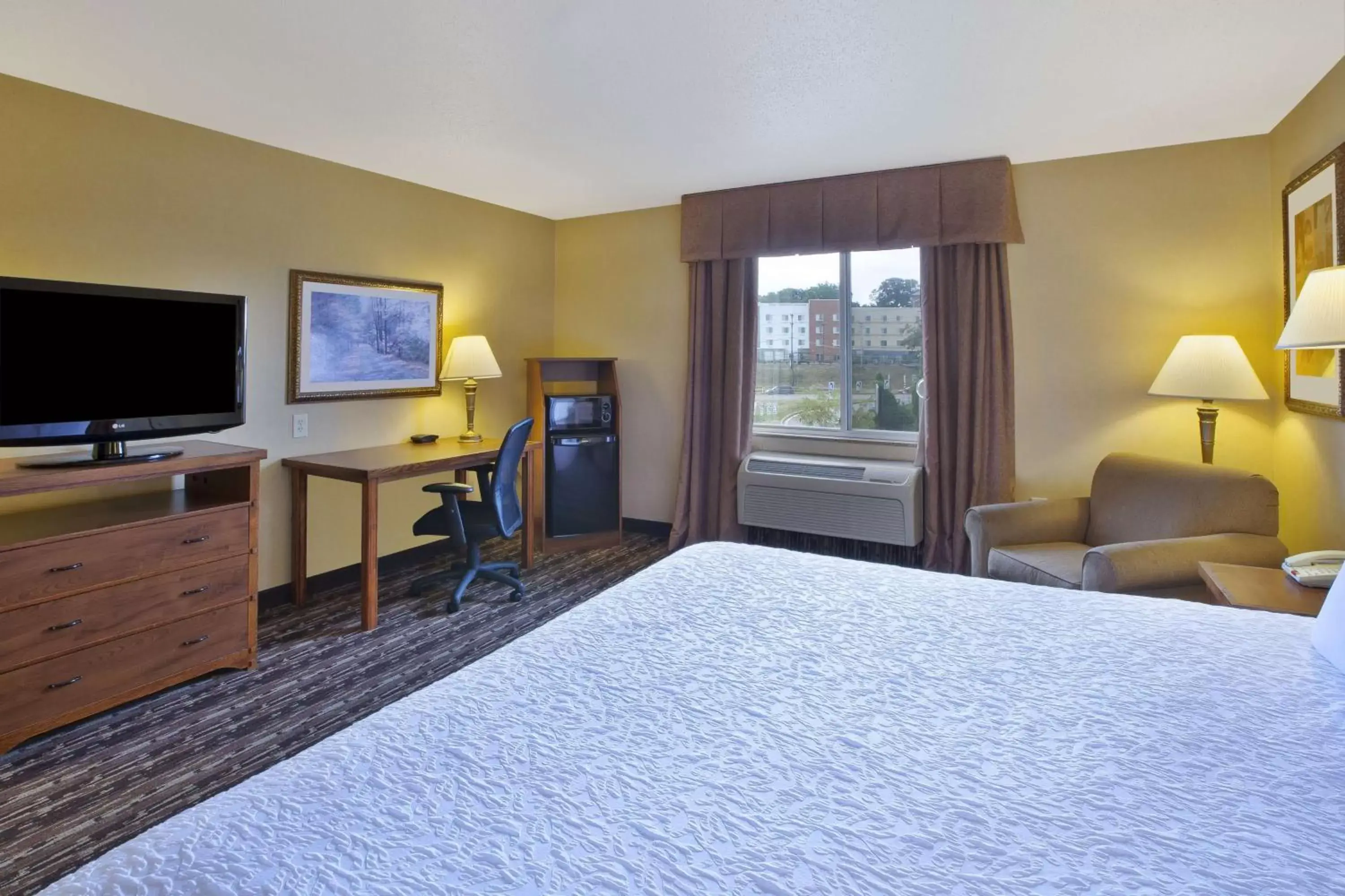 Bedroom, Bed in Hampton Inn Pittsburgh Area-Beaver Valley-Center Township