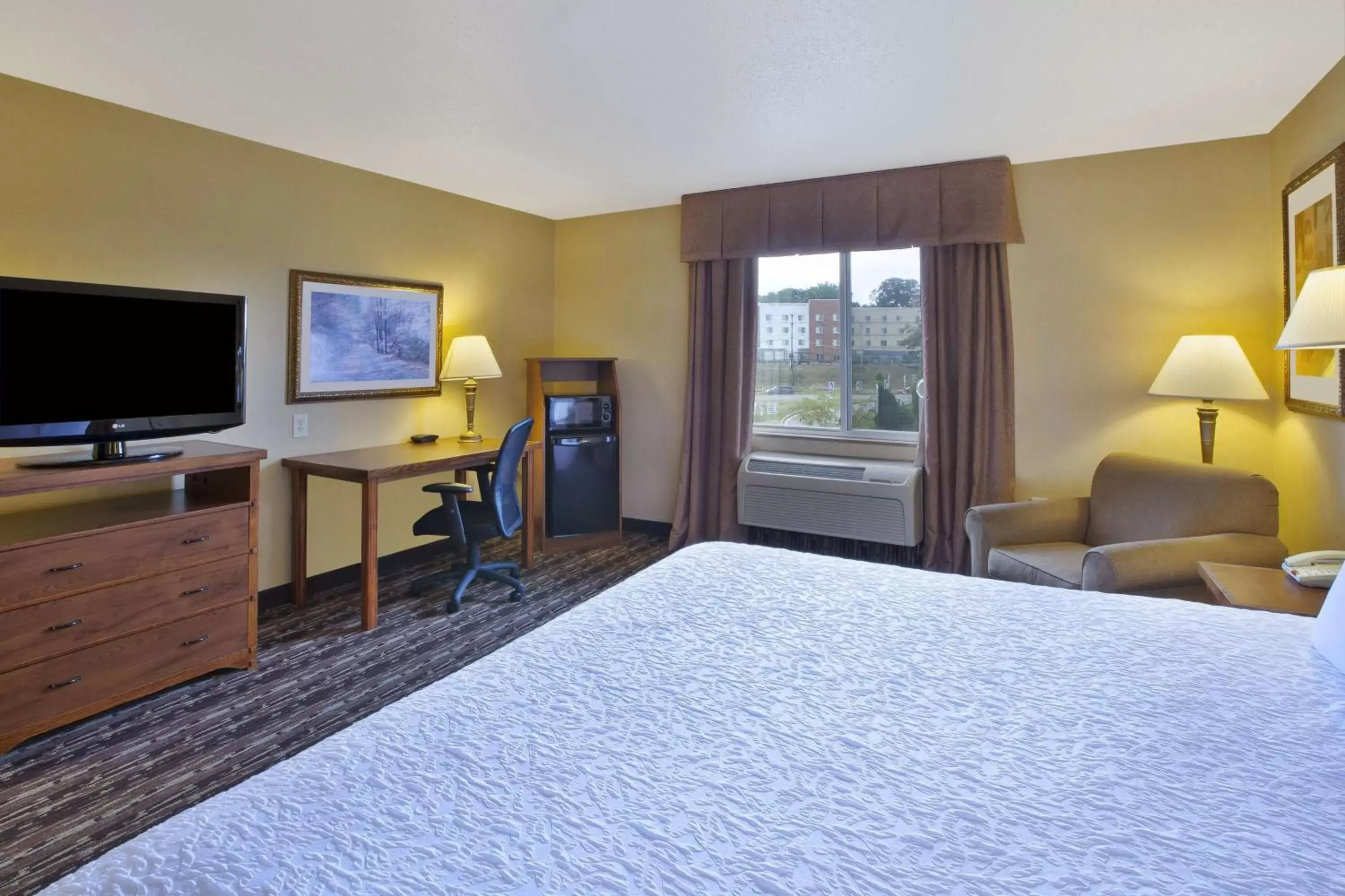 Bedroom, Bed in Hampton Inn Pittsburgh Area-Beaver Valley-Center Township Bedroom, Bed in Hampton Inn Pittsburgh Area-Beaver Valley-Center Township
