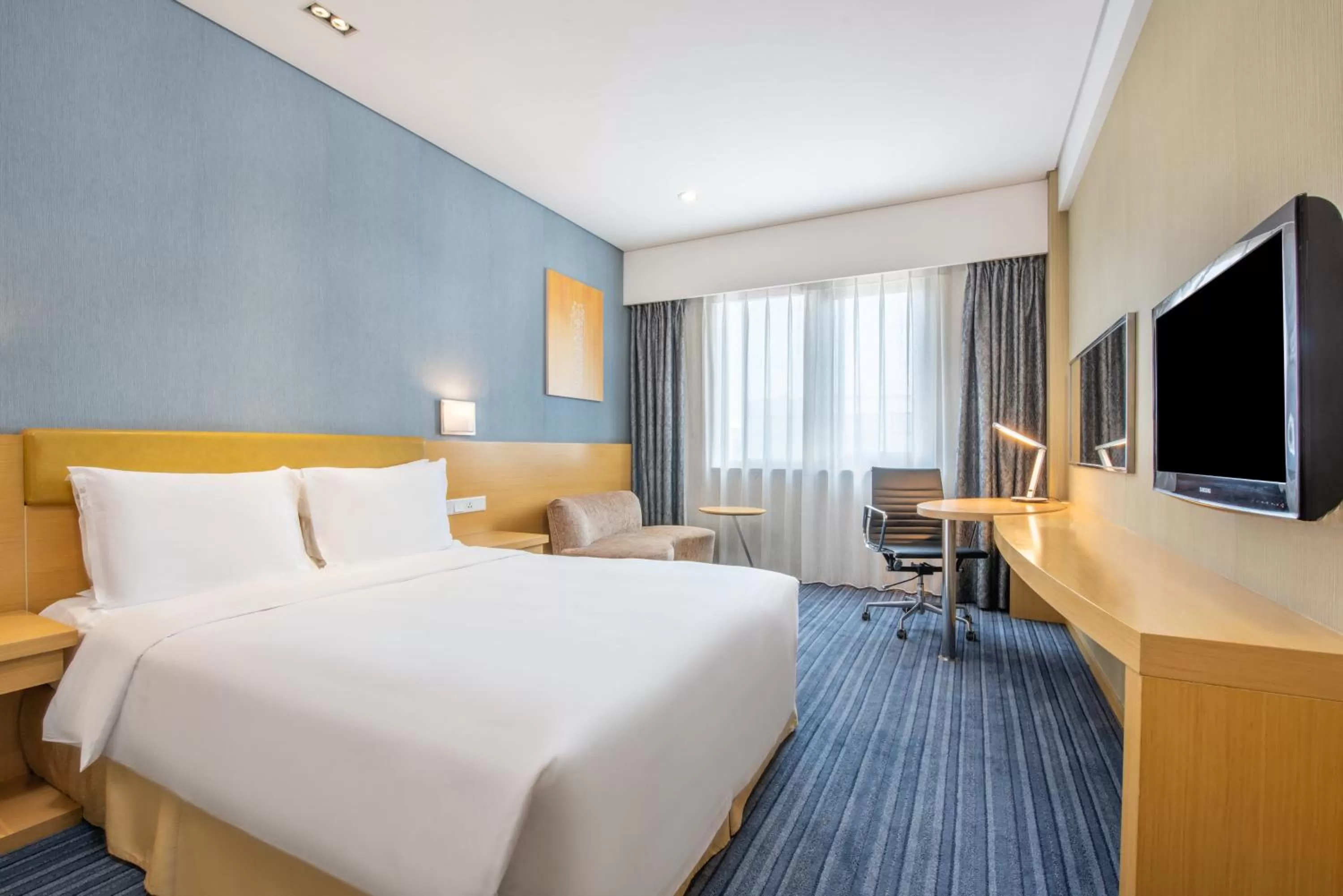 Photo of the whole room, Bed in Holiday Inn Express Beijing Airport Zone, an IHG Hotel