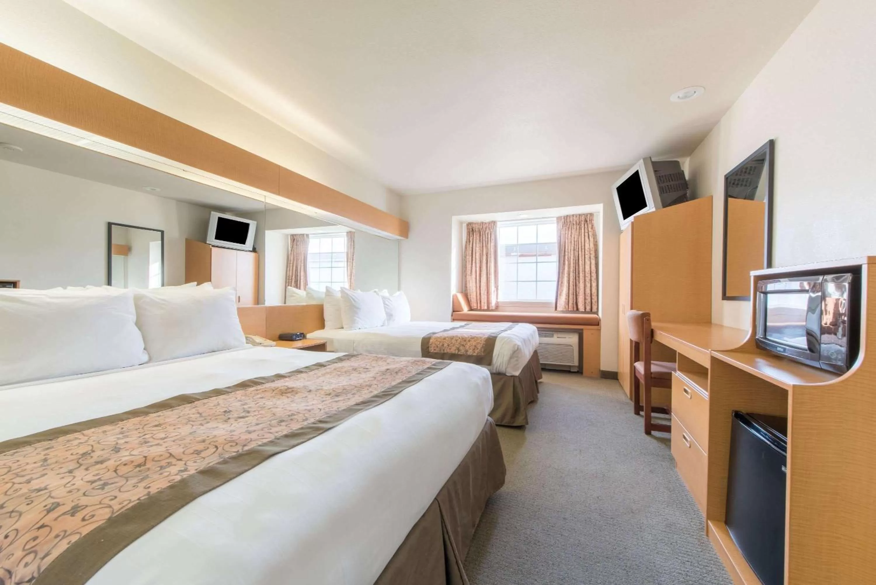Photo of the whole room, Bed in Microtel Inn & Suites by Wyndham Altus