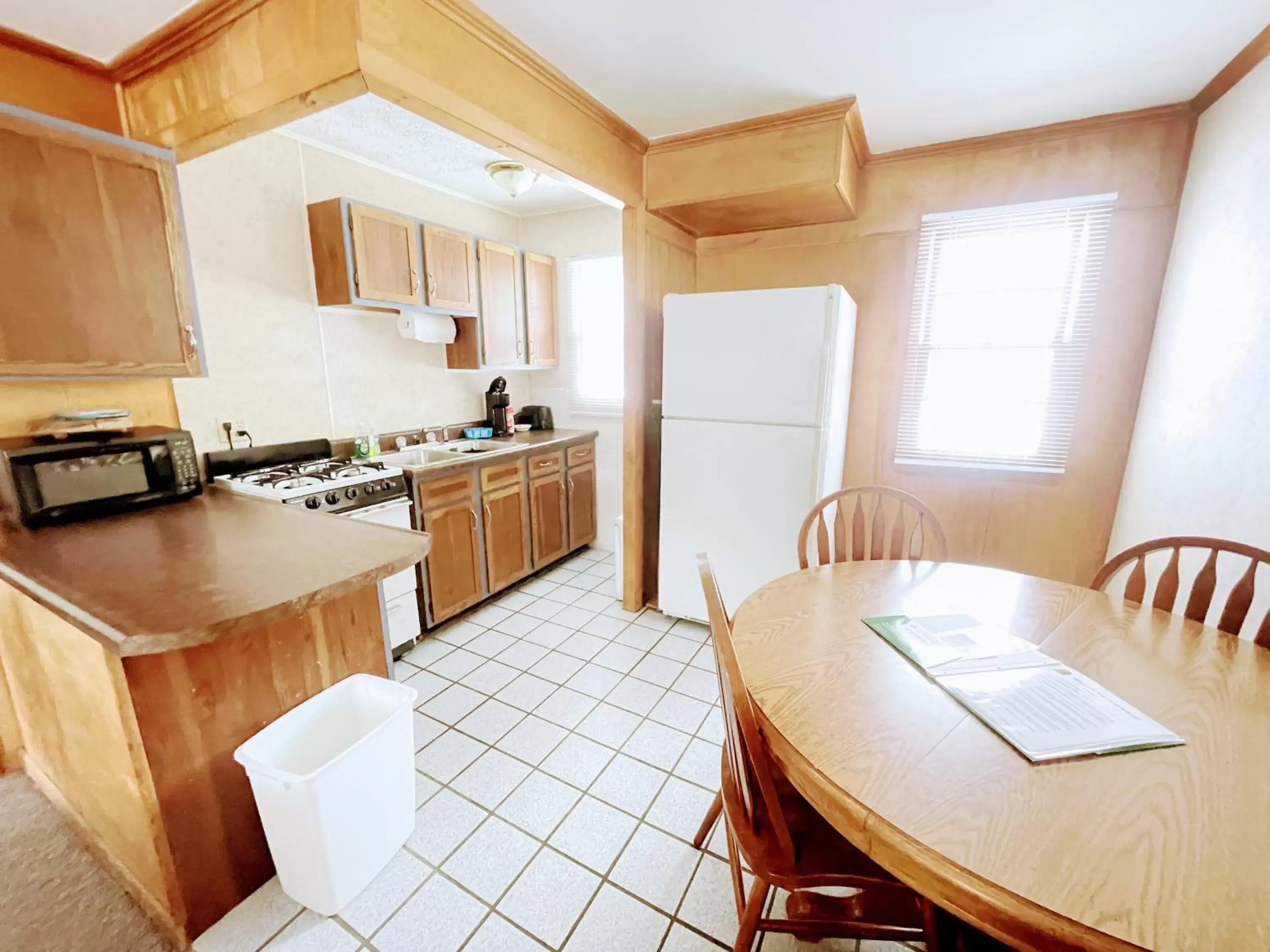 Kitchen/Kitchenette in Hillcrest Inn & Motel