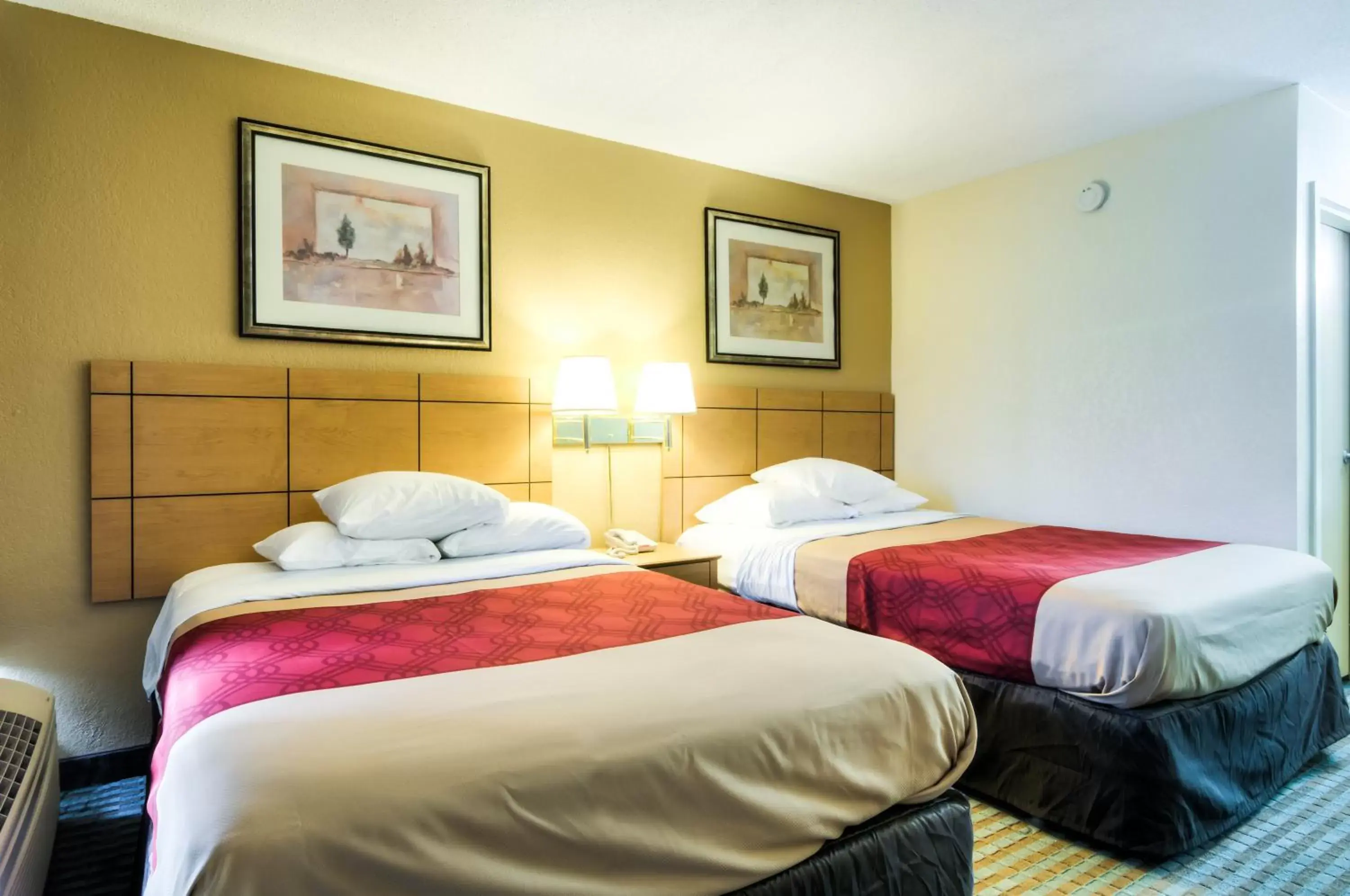 Double Room with Two Double Beds - Smoking in Econo Lodge Double Room with Two Double Beds - Smoking in Econo Lodge