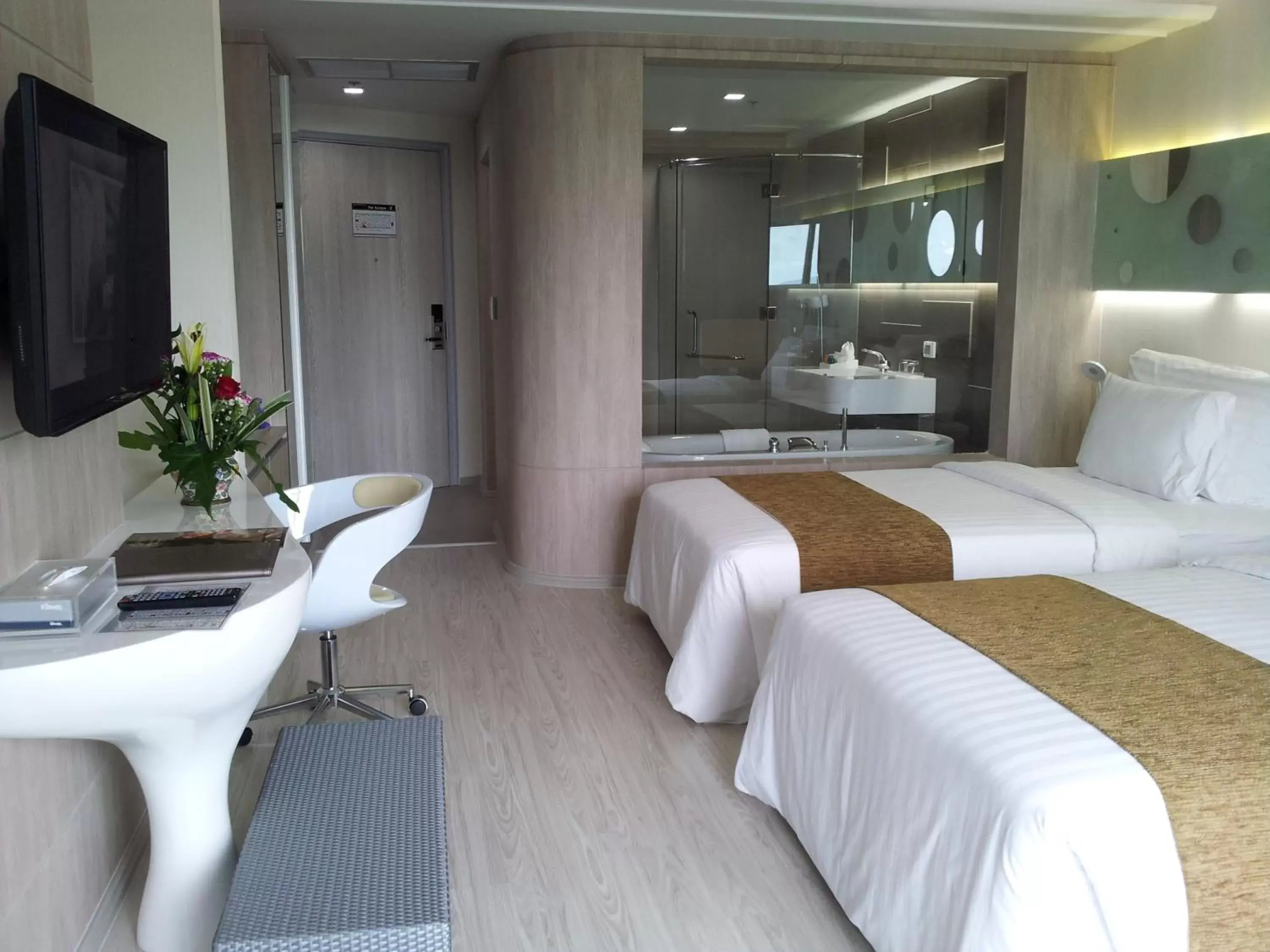 Photo of the whole room, Bed in Pattaya Discovery Beach Hotel - SHA Extra Plus