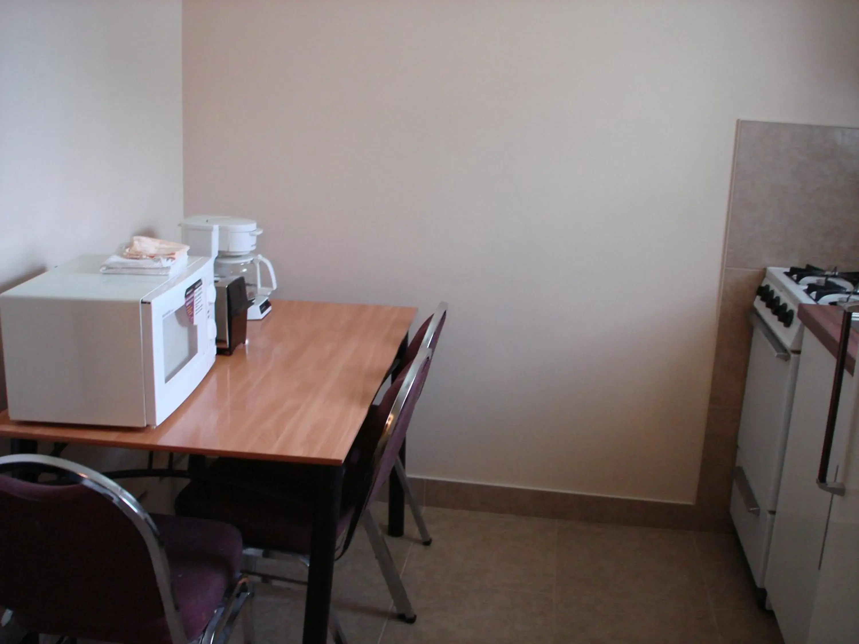 Kitchen or kitchenette, Dining Area in The Gables Inn