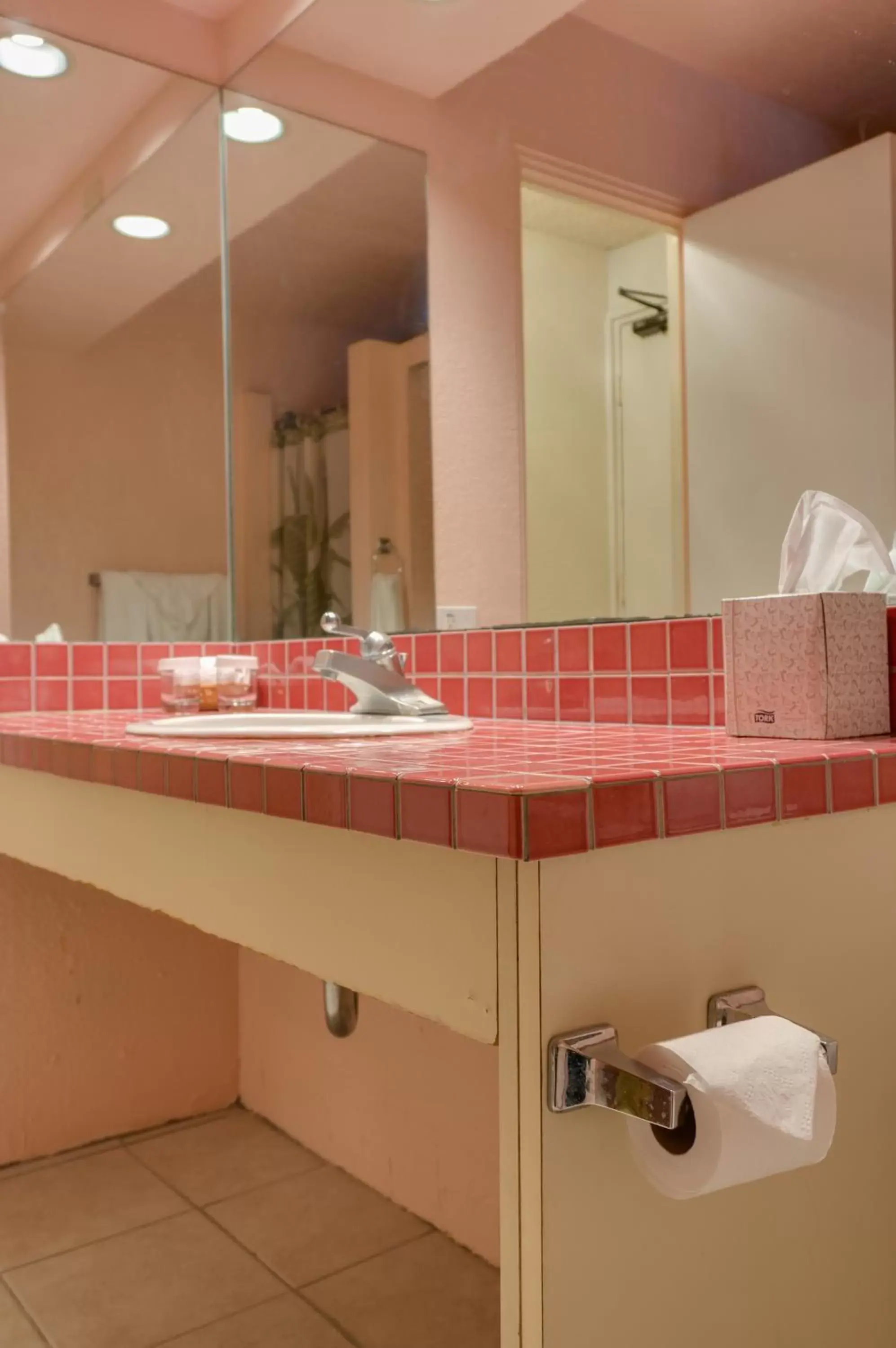 Bathroom in Kuhio Banyan Hotel (with Kitchenettes)