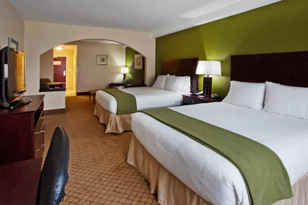 Bedroom, Bed in Holiday Inn Express Hotel & Suites Columbus-Fort Benning, an IHG Hotel