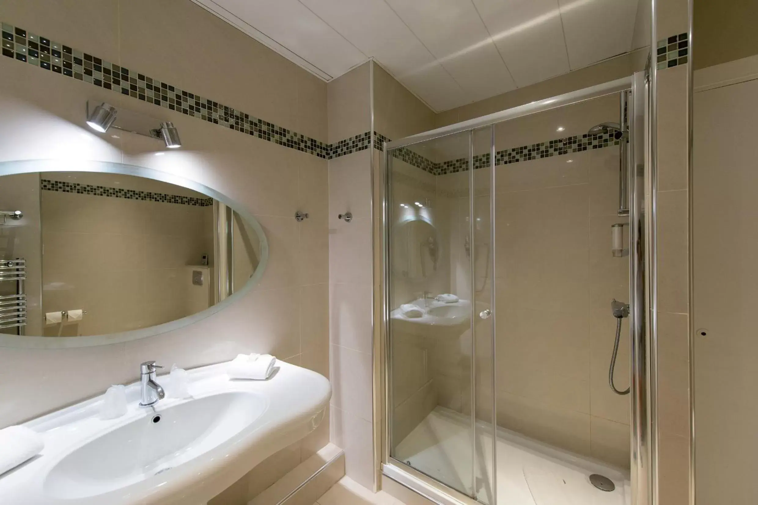 Bathroom in Hôtel Le Royal Promenade des Anglais