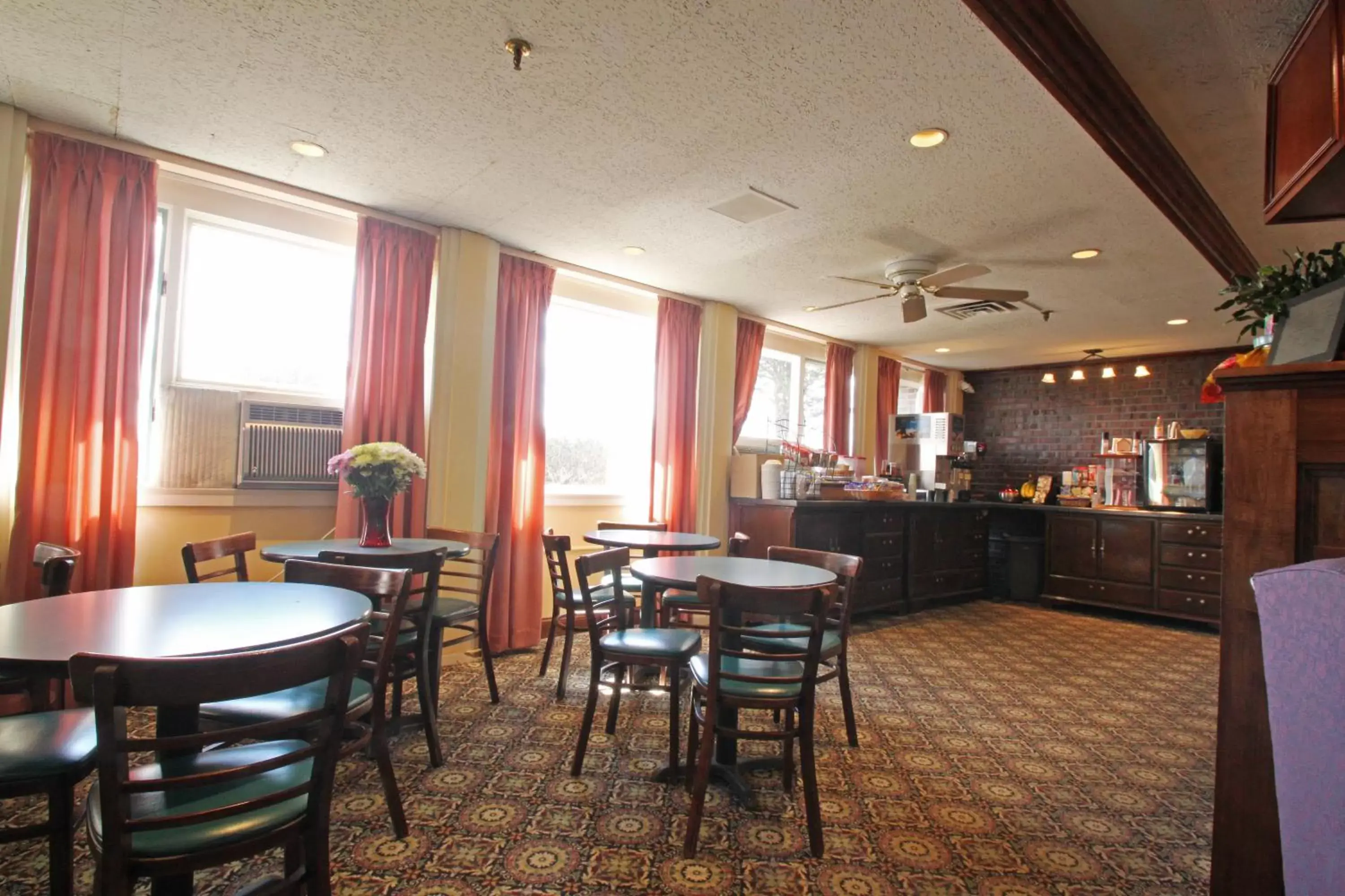 Restaurant/Places to Eat in Fireside Inn & Suites Waterville