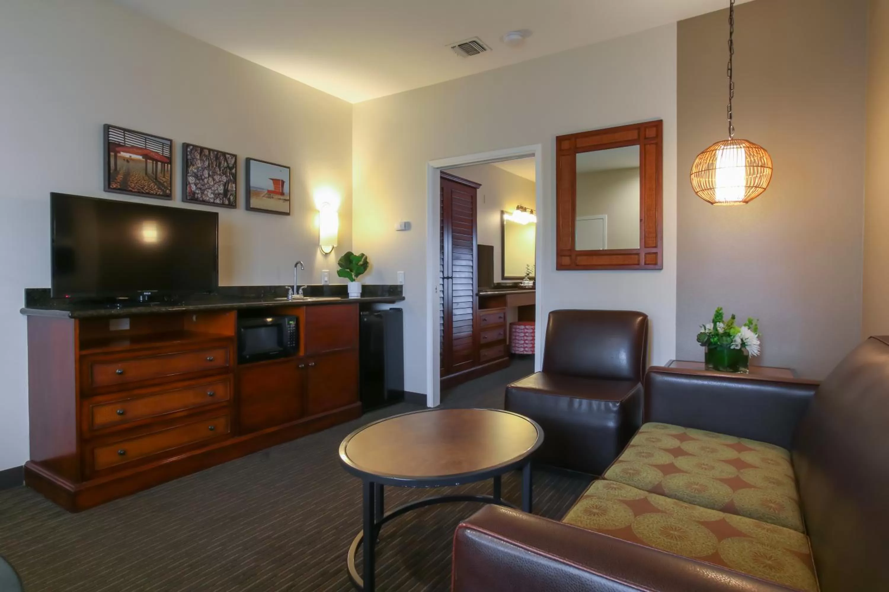 Living room in Oxford Suites Pismo Beach