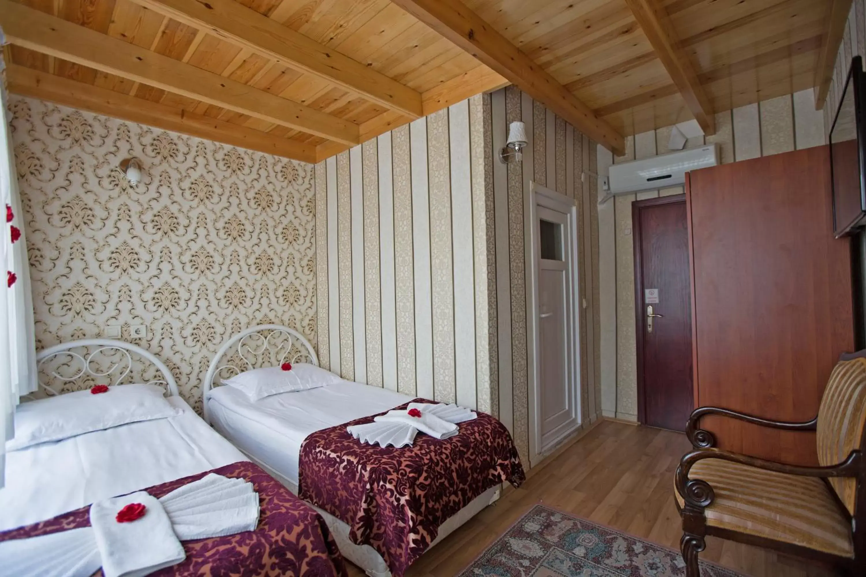 Photo of the whole room, Bed in Sirkeci Emek Hotel