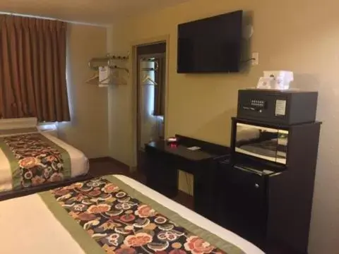 Bed, TV/Entertainment Center in Americas Best Value Inn Caldwell