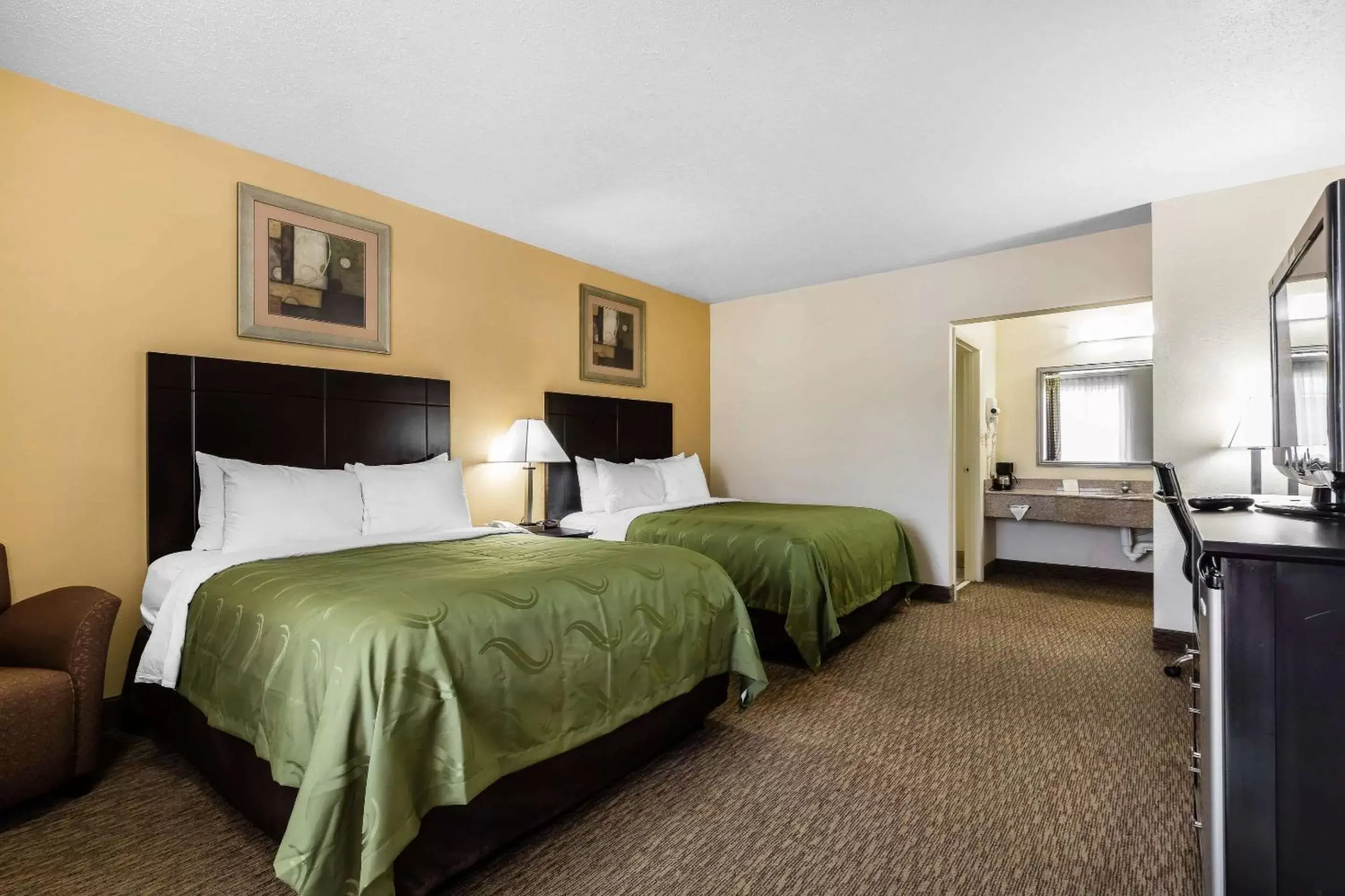 Photo of the whole room, Bed in Quality Inn Tullahoma