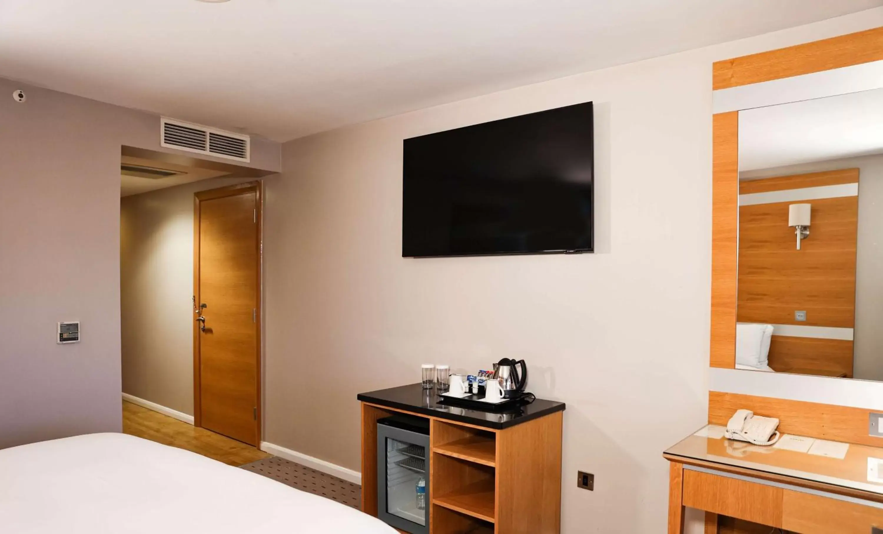 Bedroom, TV/Entertainment Center in DoubleTree By Hilton Milton Keynes