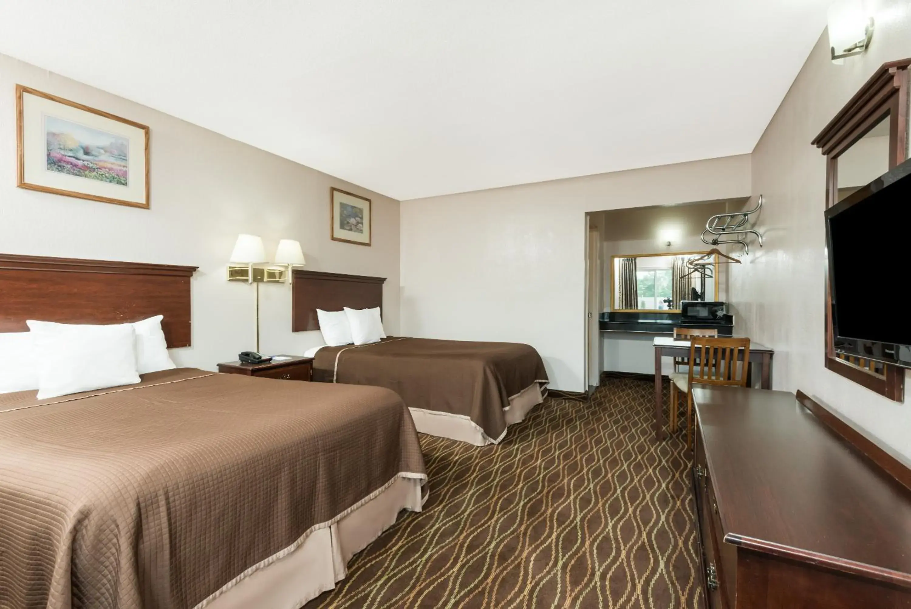 Business King Room - Non-Smoking in Howard Johnson by Wyndham Springfield