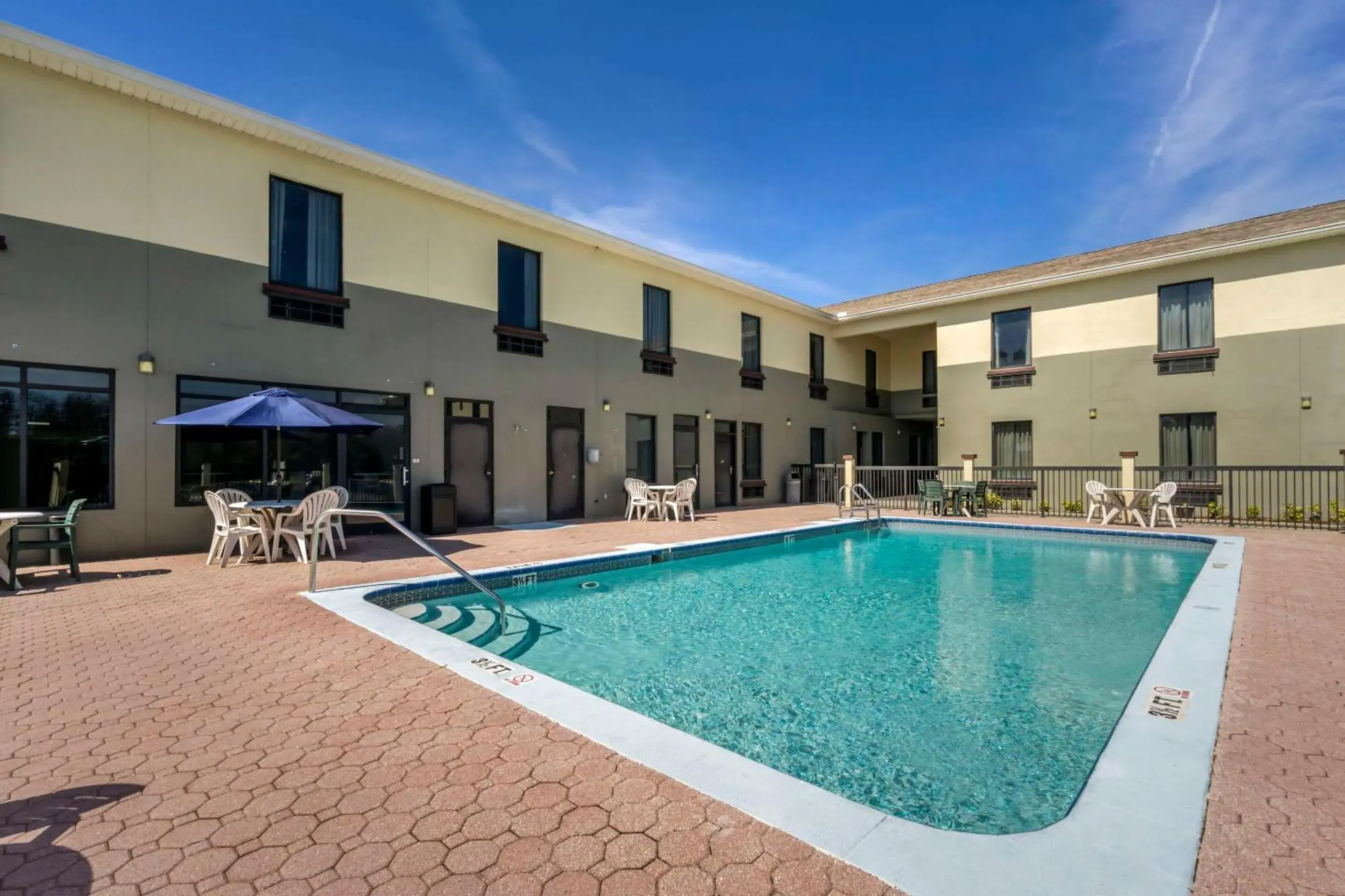 Swimming Pool in Rodeway Inn Wesley Chapel